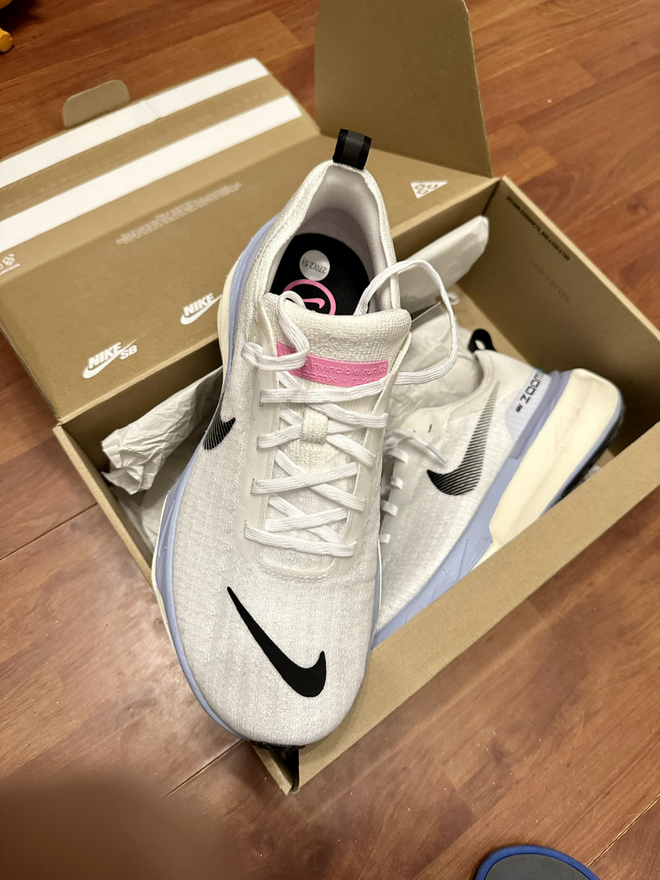 nike耐克 zoomx invincible run3 跑步鞋 看了好几个人测评才下手