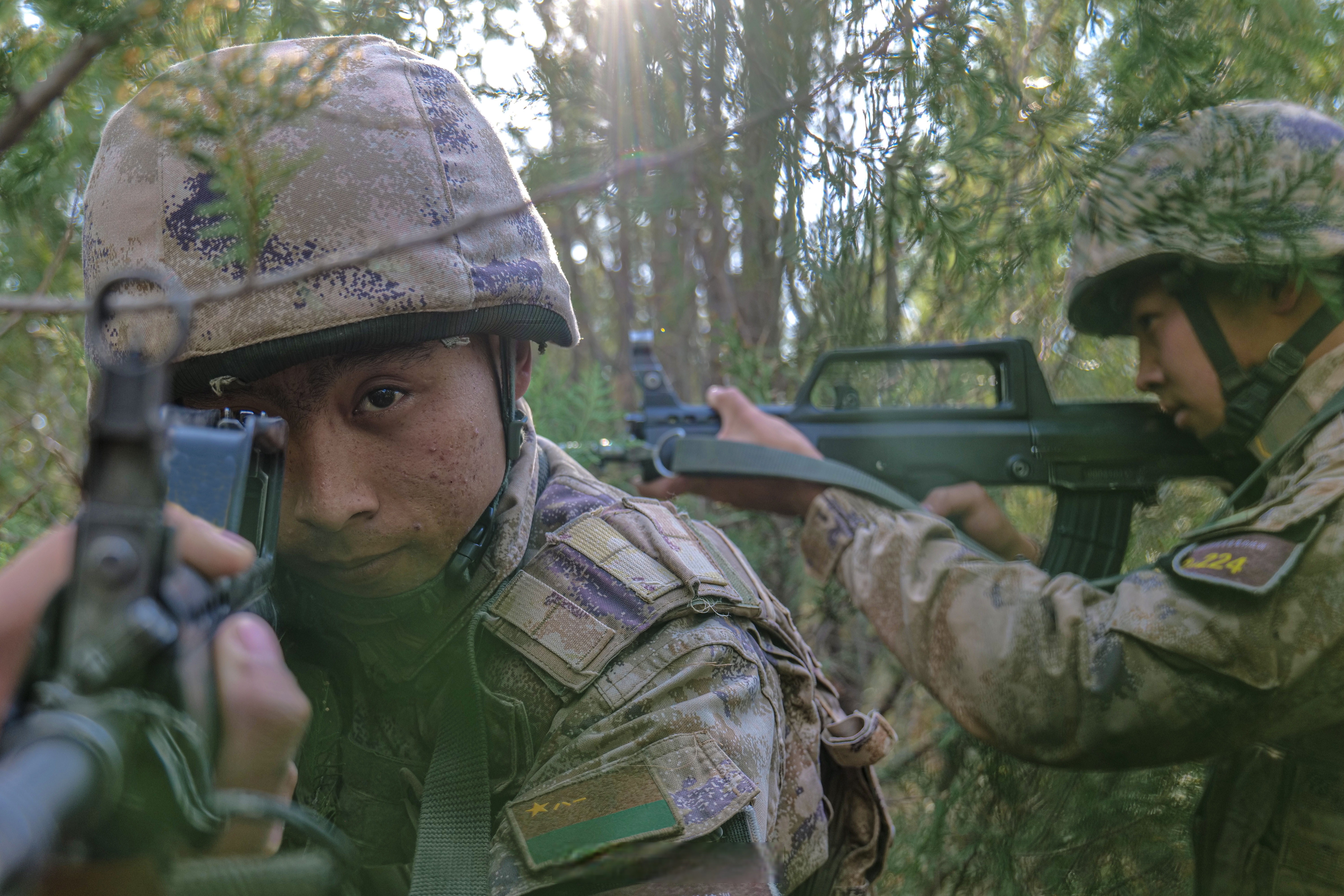 任务为背景的多课目综合演练,在中部战区陆军第81集团军某旅拉开帷幕