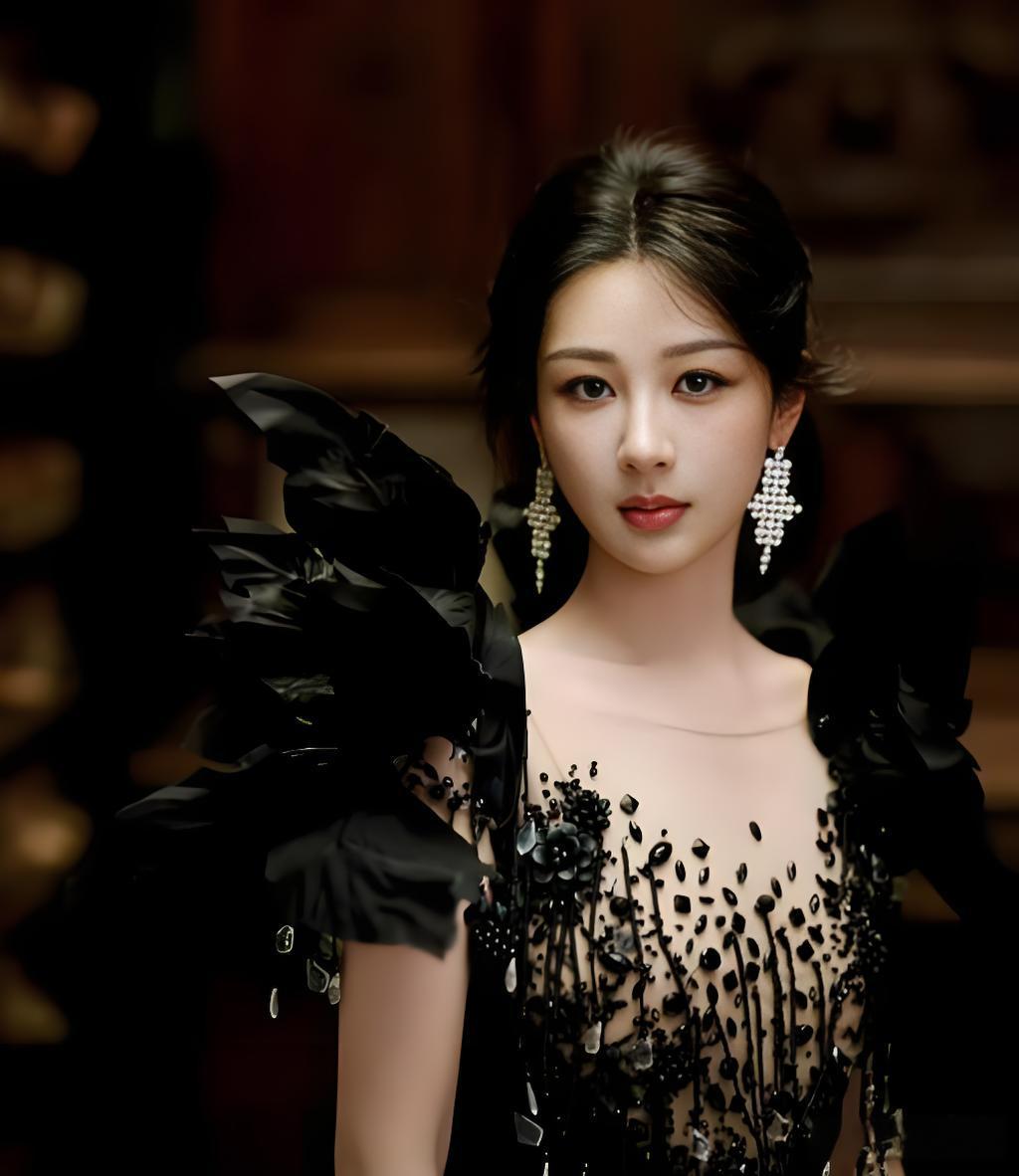 杨紫穿黑色礼服亮相红毯,简直美出了新高度!