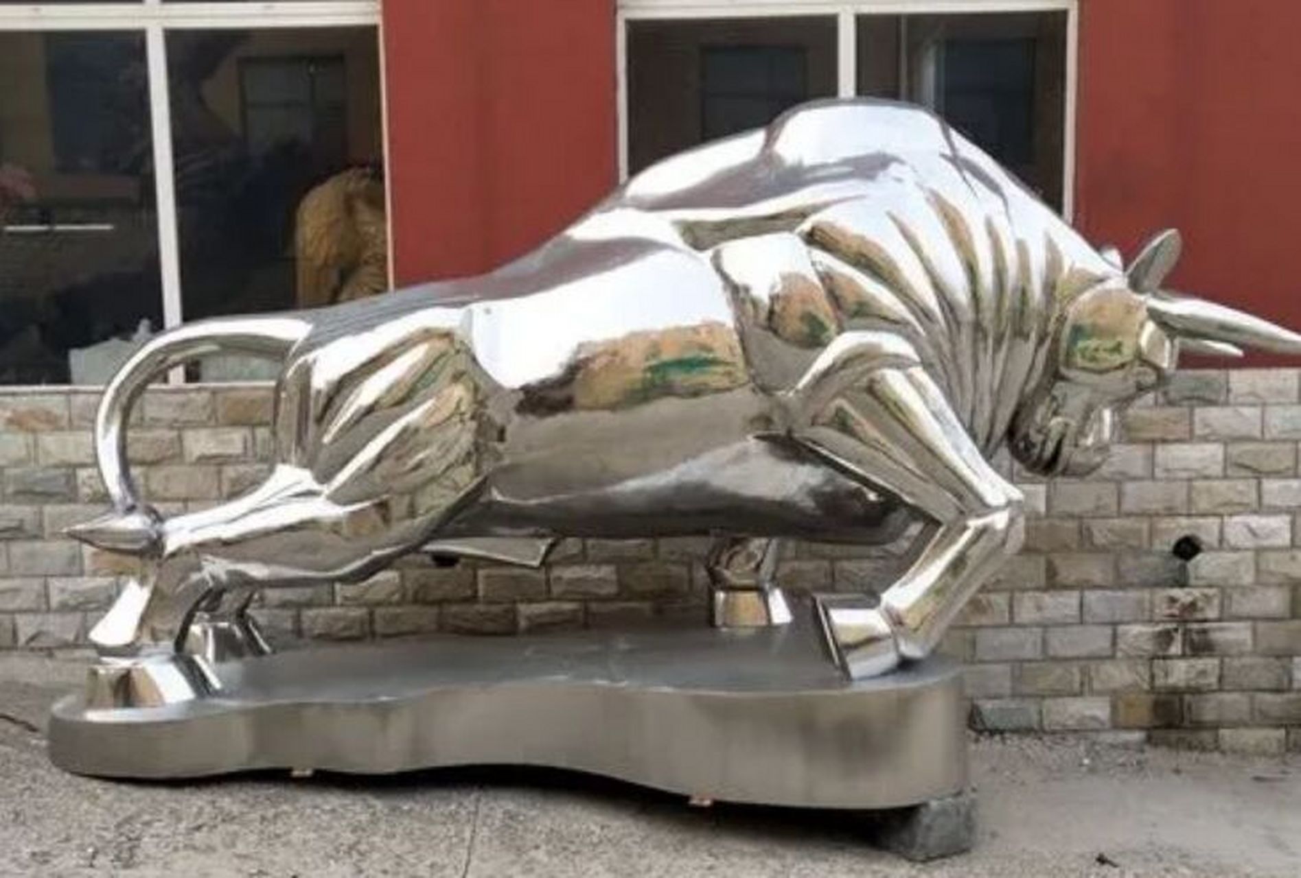 不锈钢牛雕塑是一种常见的公共艺术品,其寓意多种多样,下面我们来逐