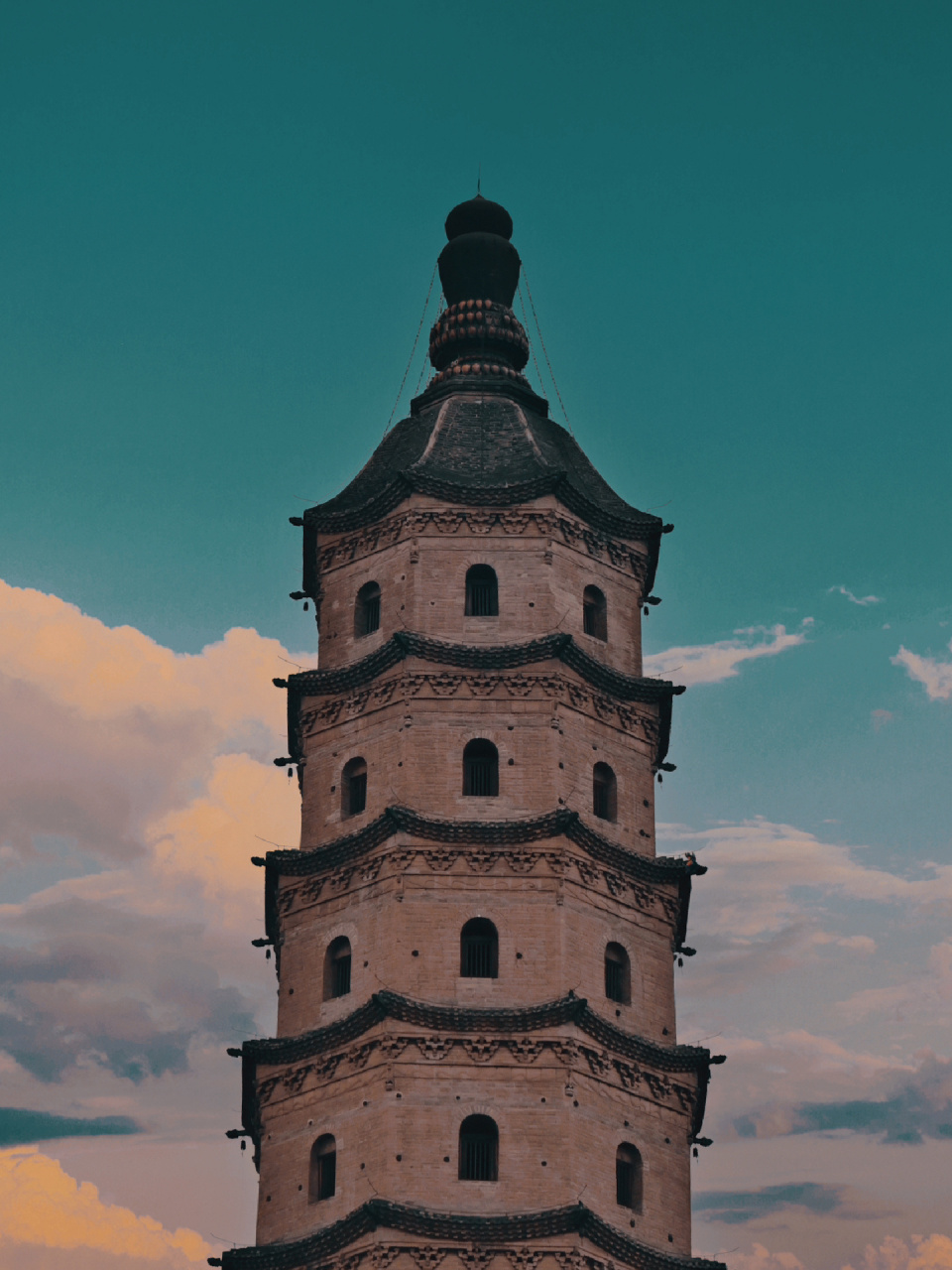 汾阳文峰塔    汾阳文峰塔为一座标准的古代文峰塔,不同于佛教古塔