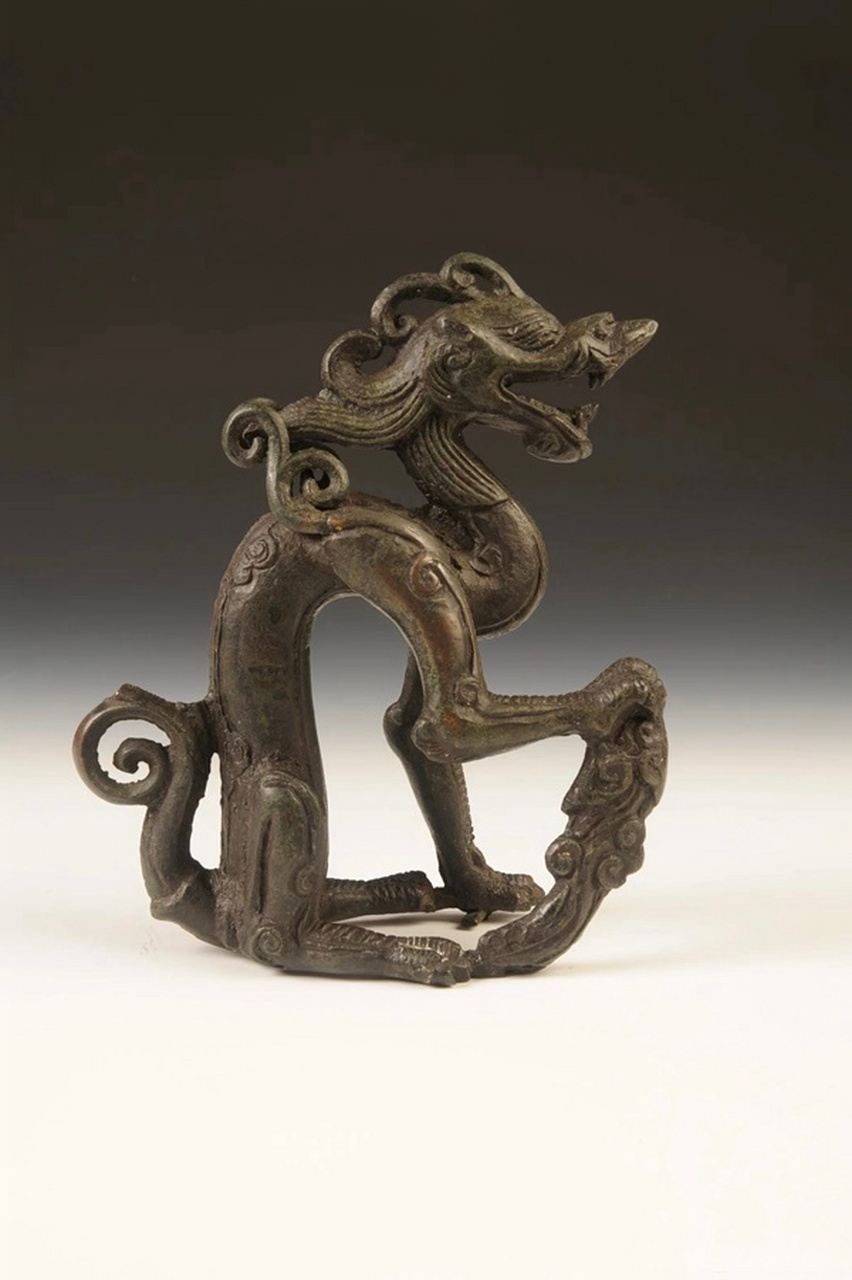 黑龙江省博物馆镇馆之宝-铜座龙  这件铜坐龙是金代早中期皇室的御用