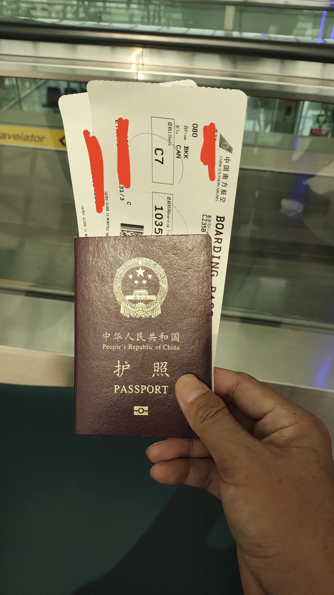 都说外国人看不起中国人,这真是一条鱼机场护照图片实拍泰国的航班在