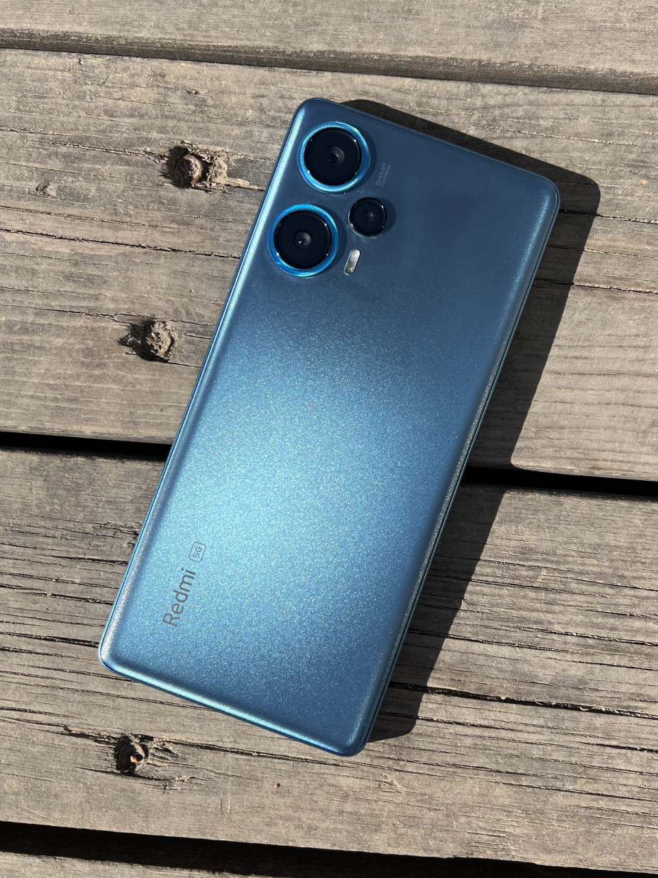 虽说红米note 12 turbo「冰羽白」配色是主打色,可我更偏爱「星海蓝」