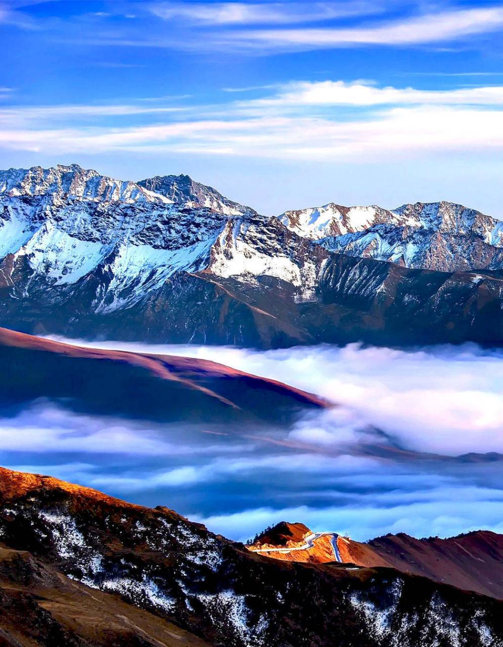 雅安丨云海篇之夹金山 夹金山云海的云雾浓密,仿佛一片海洋,美不胜收.