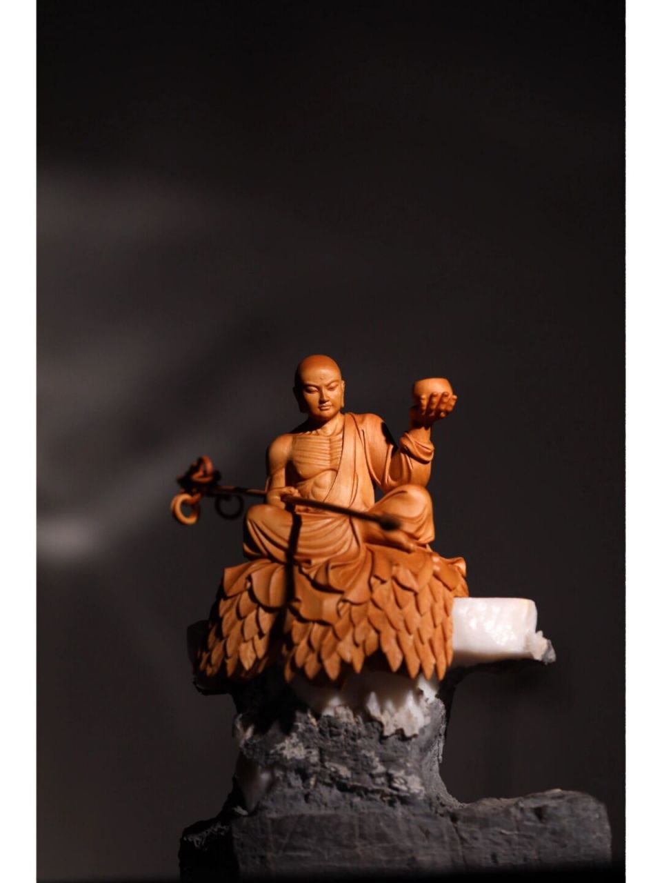 "地藏王菩萨" 地藏王法相,右手握六环法杖.