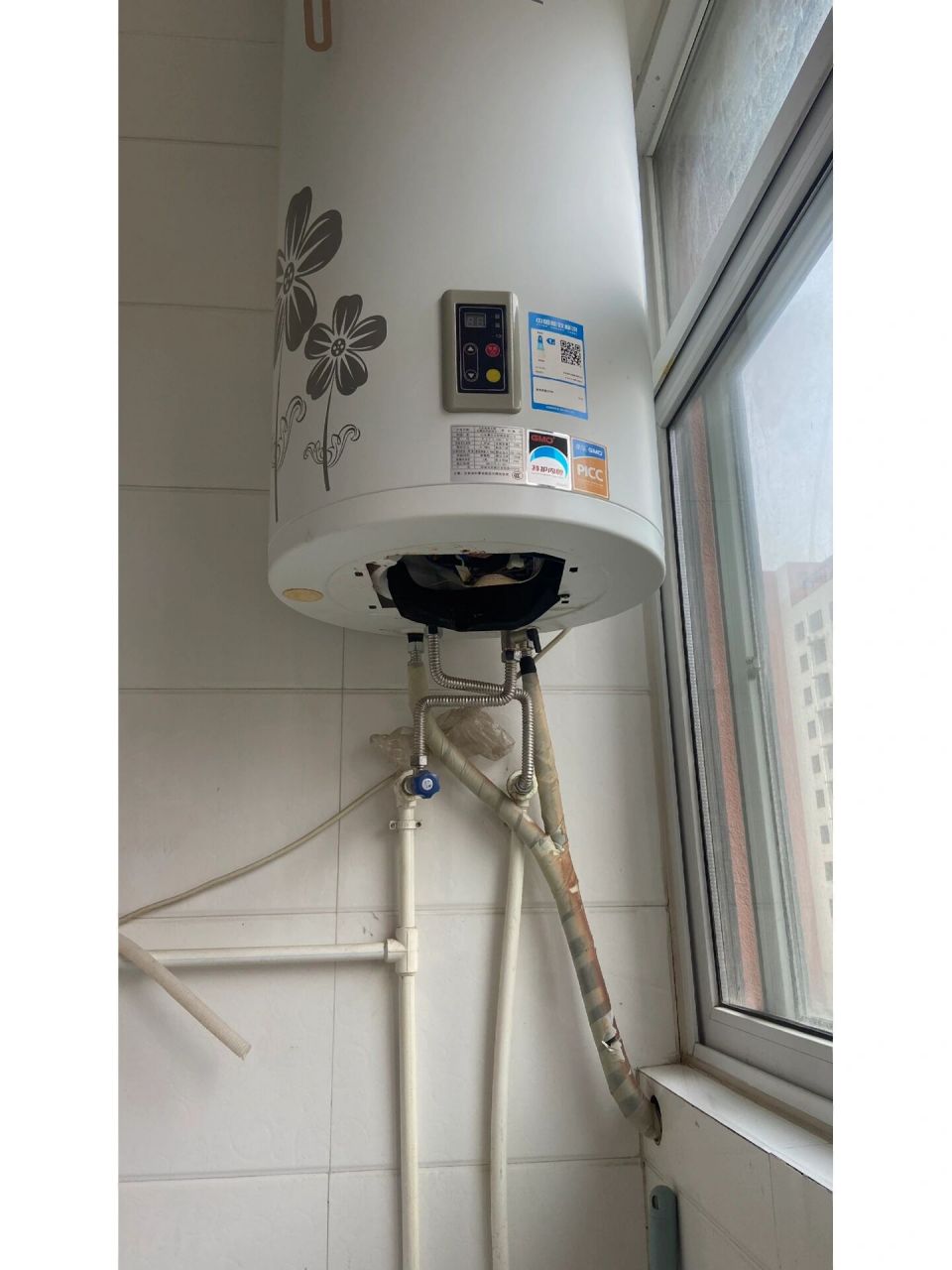 壁挂式太阳能漏水 我这个壁挂太阳能图片中生锈的地方有点漏水,求解那