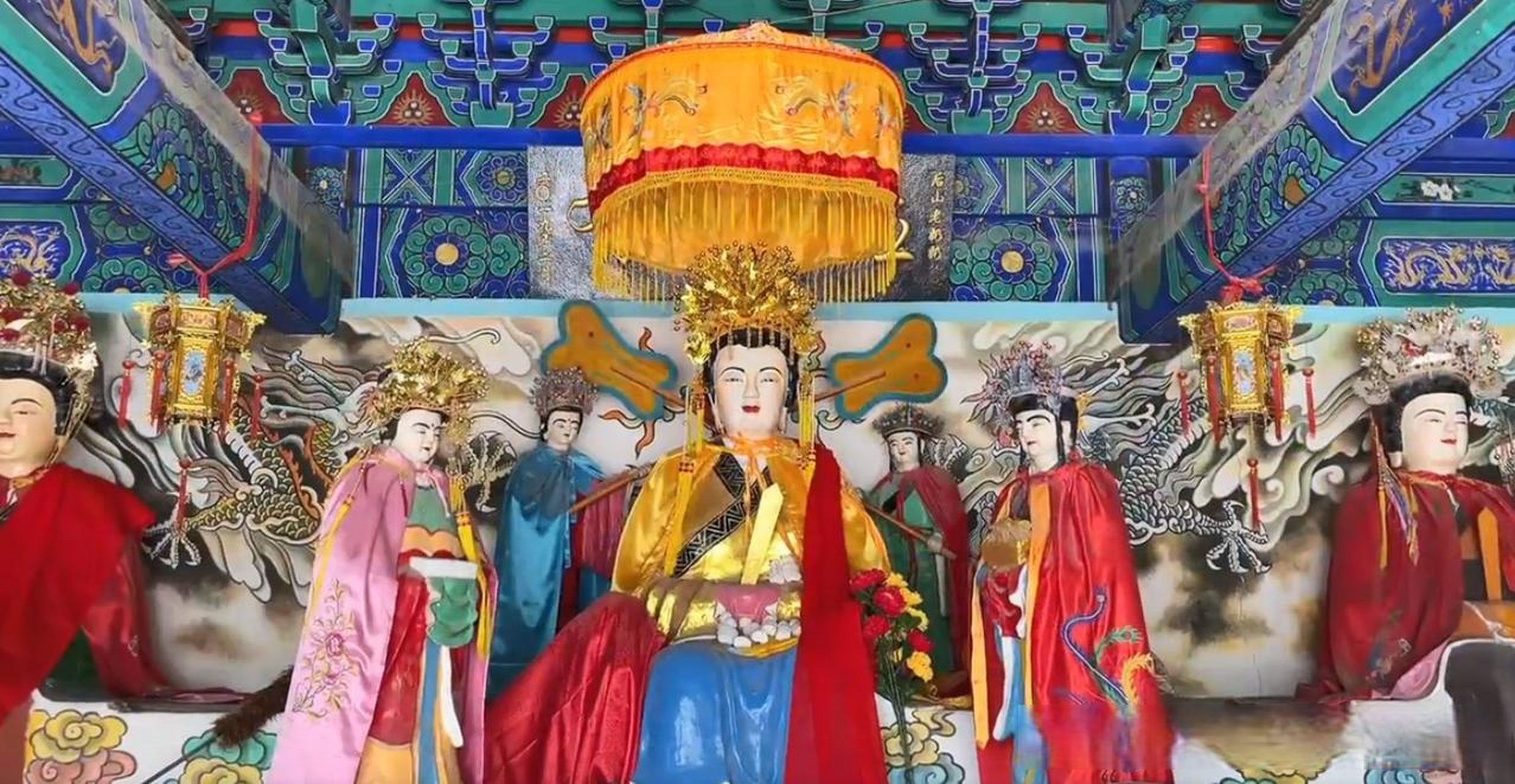 后山奶奶庙位于易县流井乡马头村的洪崖山上.