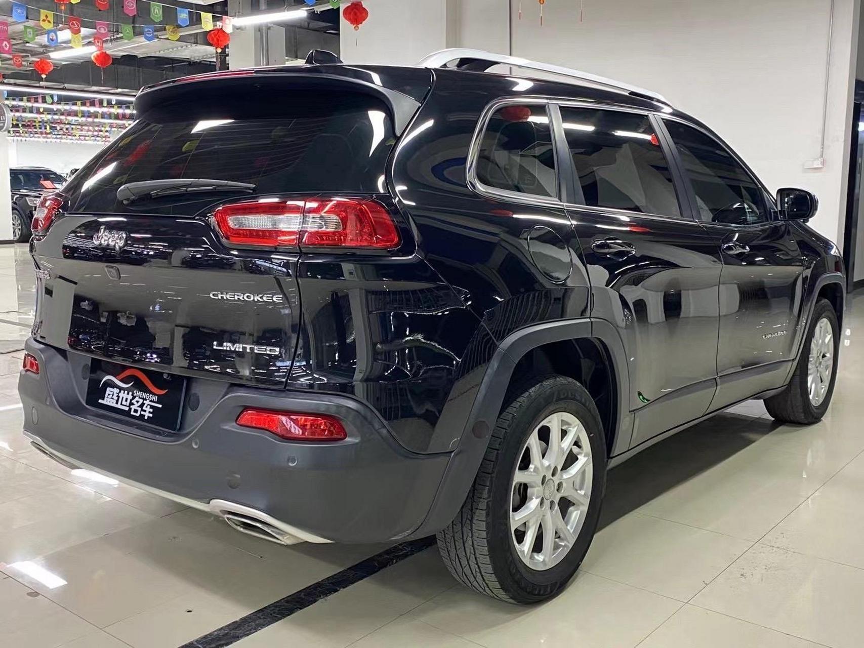 2018年 吉普自由光  2.4l排量      全车原漆  6.9万公里实表