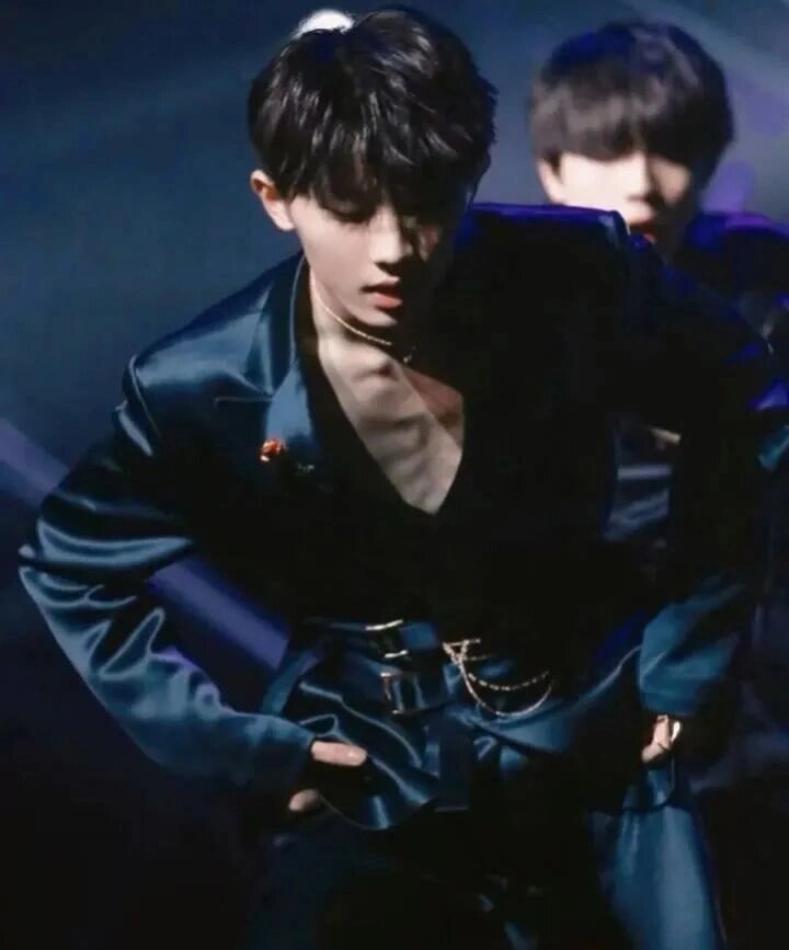 马嘉祺惊艳全场的腹肌图,哪个小气