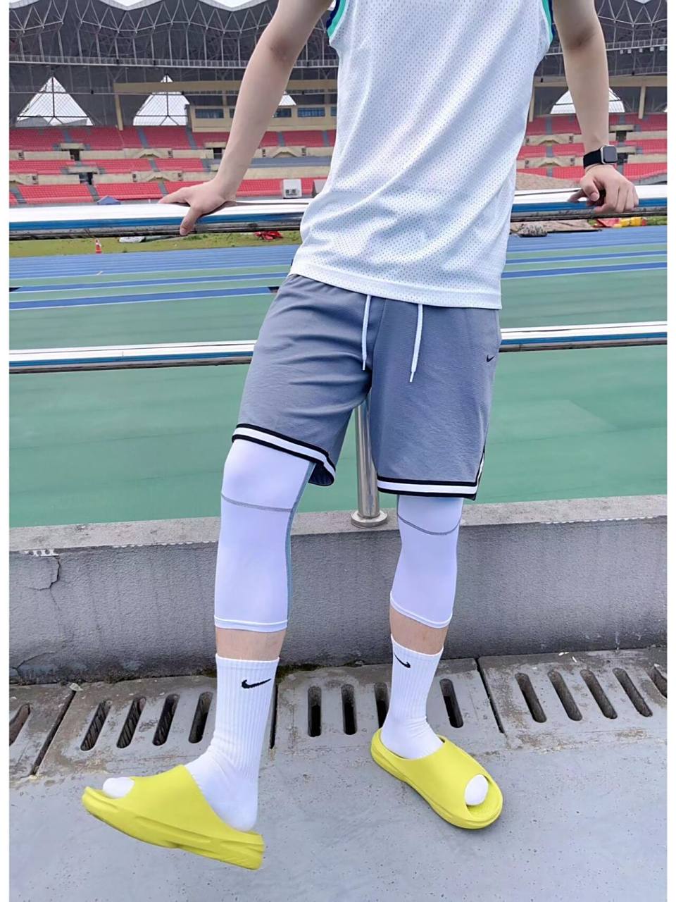 拖鞋 白袜,运动场上的绝佳搭配 运动的男生们都知道,再透气的运动鞋