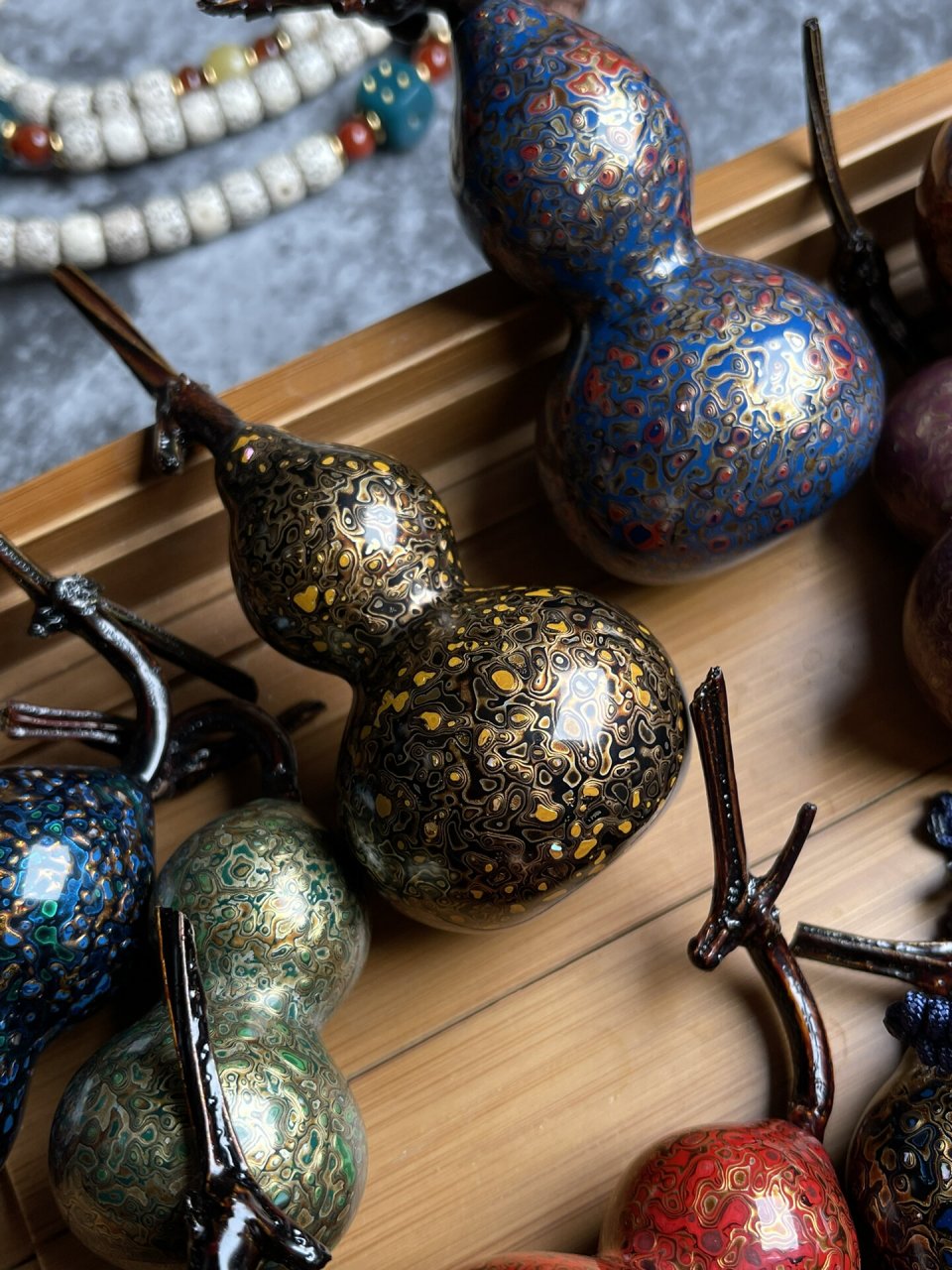 五颜六色的古法大漆葫芦