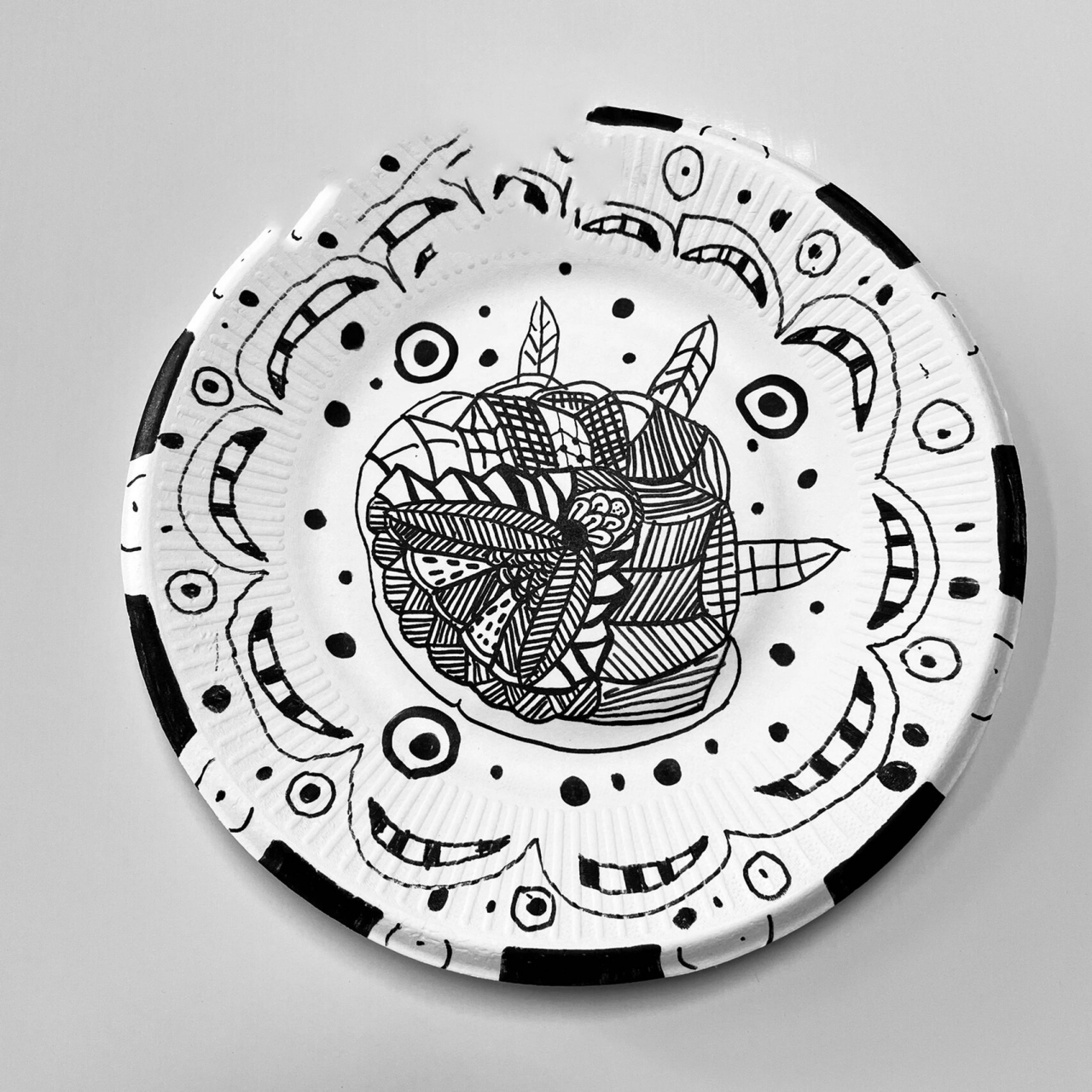 《漂亮的挂盘》点线面|黑白盘子画 孩子们的作品,点线面装饰盘子画,不