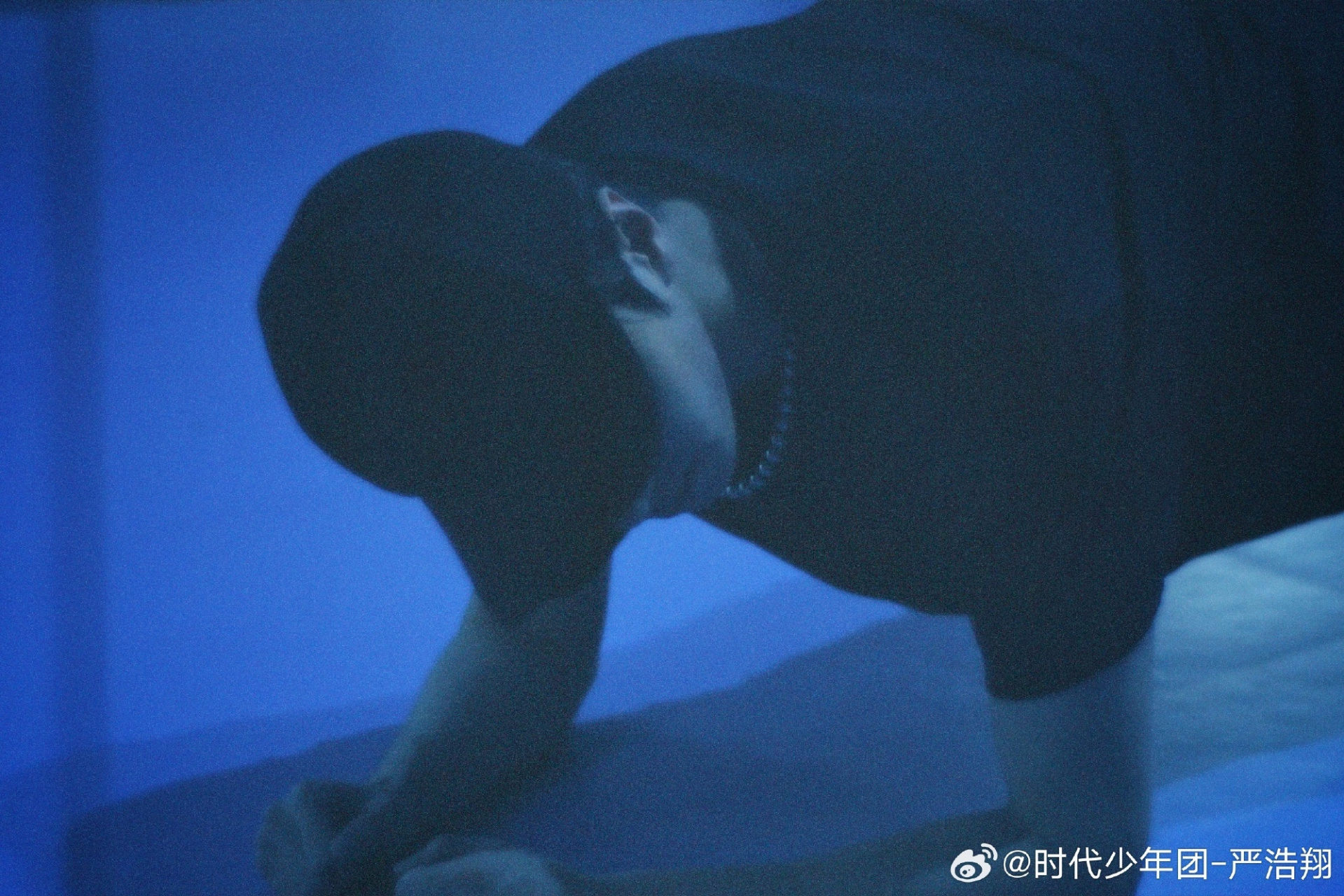 严浩翔偷偷比心严浩翔的手在比心  啊啊啊啊严浩翔你!