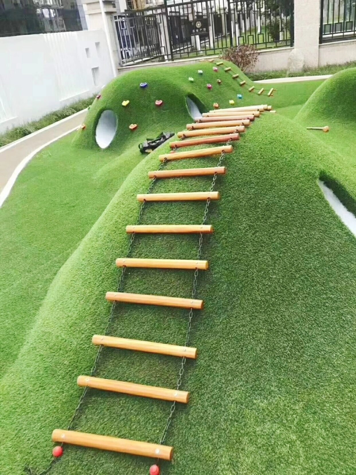 幼儿园户外微地形活动区