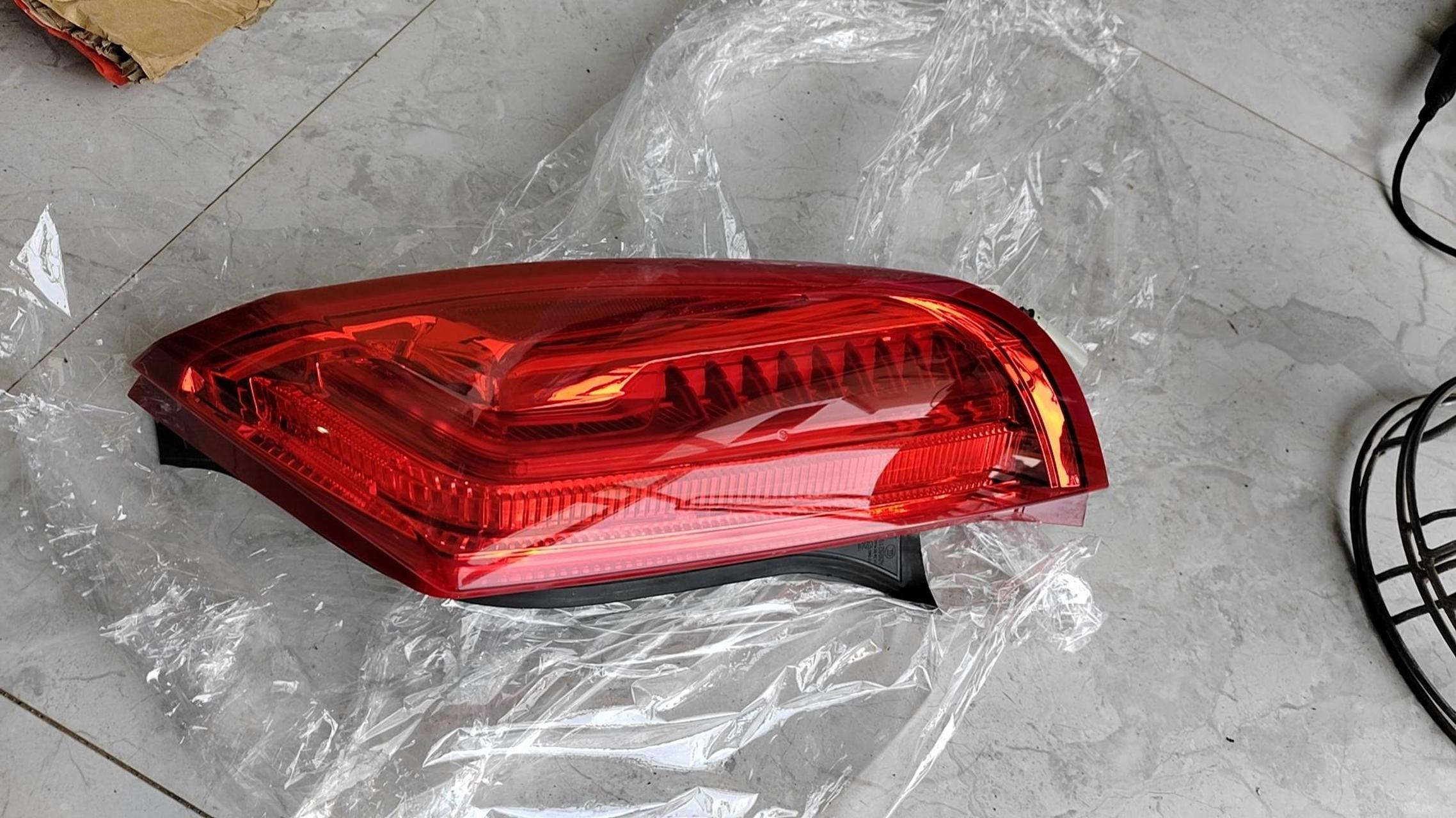 刚才一位客户询价凯迪拉克xts后尾灯纯拆价格.我截屏说下.