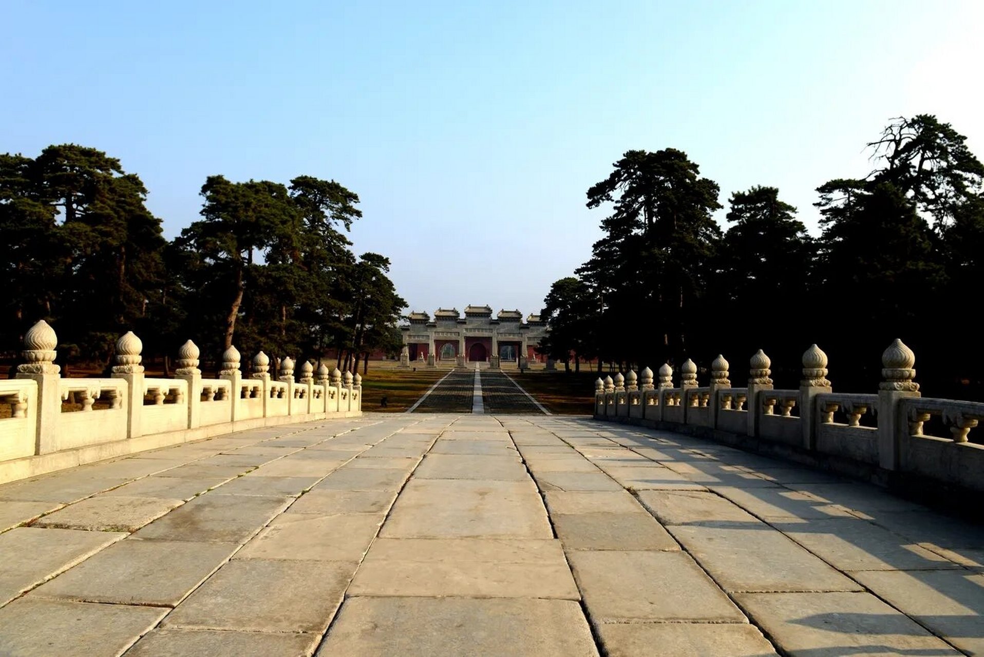 清西陵位于河北省保定市易县梁各庄西15公里处的永宁山下