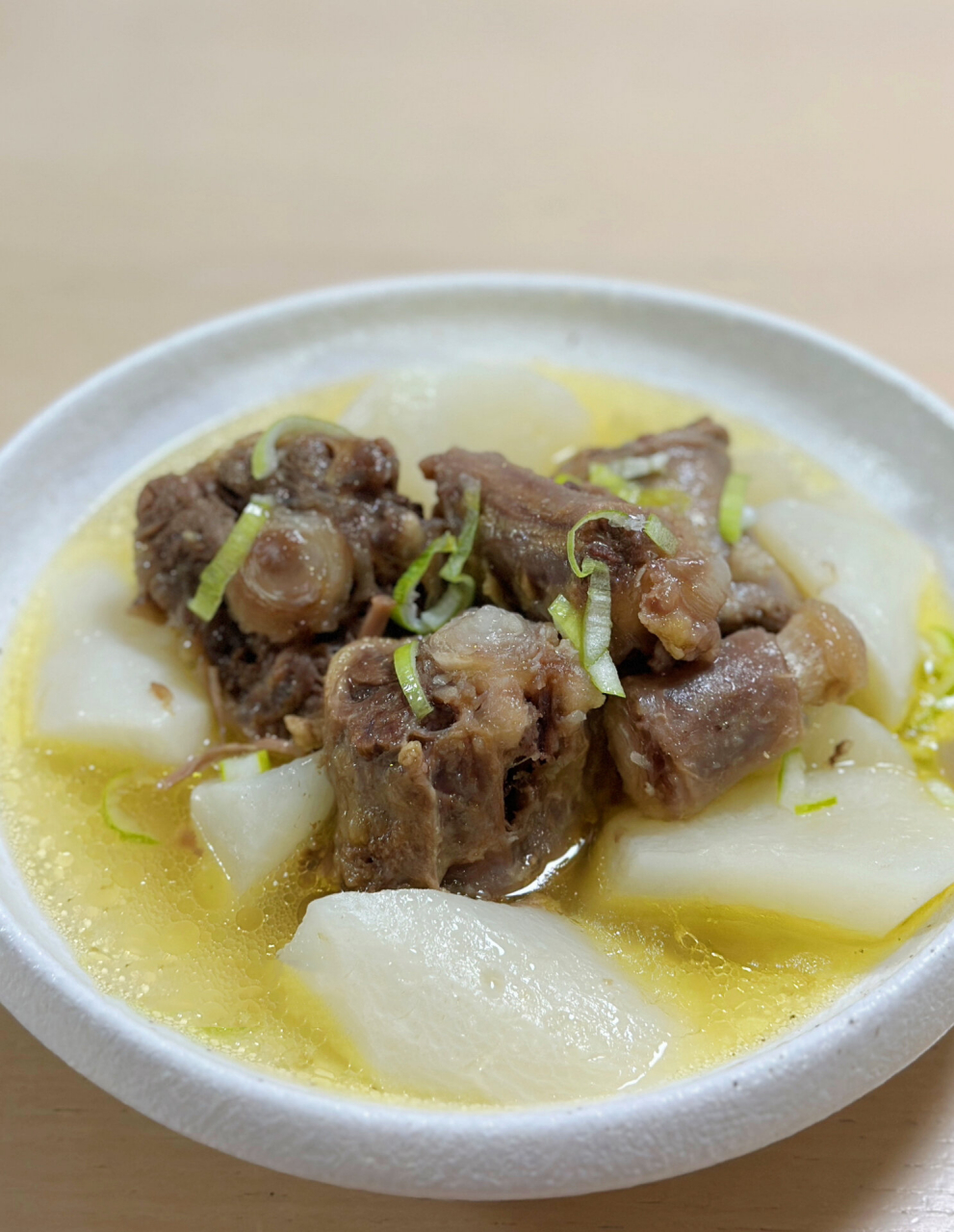 家常菜|超简单的暖胃清炖白萝卜牛尾汤03 又干又冷的冬天,就想喝点