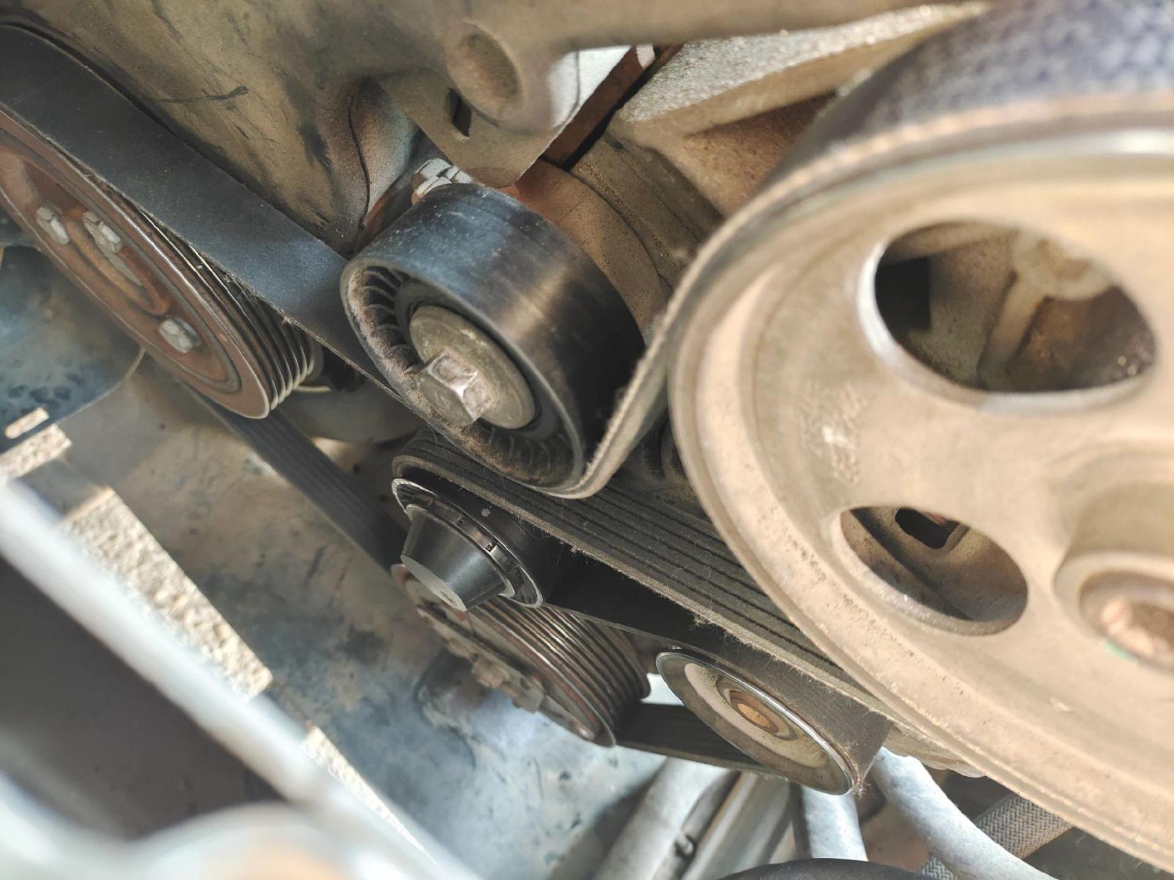 雪铁龙世嘉发电机皮带安装绕法