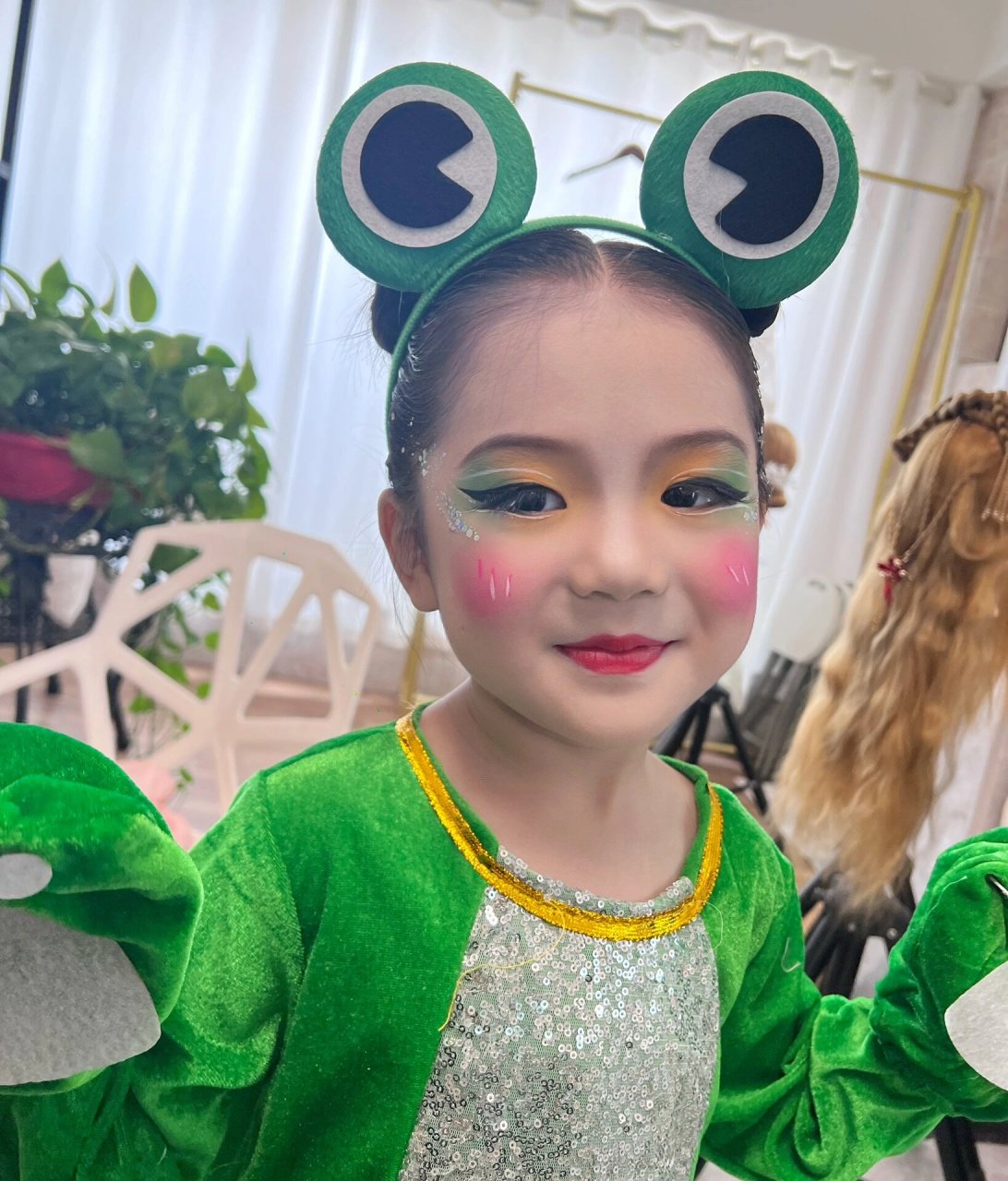 女童,青蛙表演妆 女童,青蛙表演妆