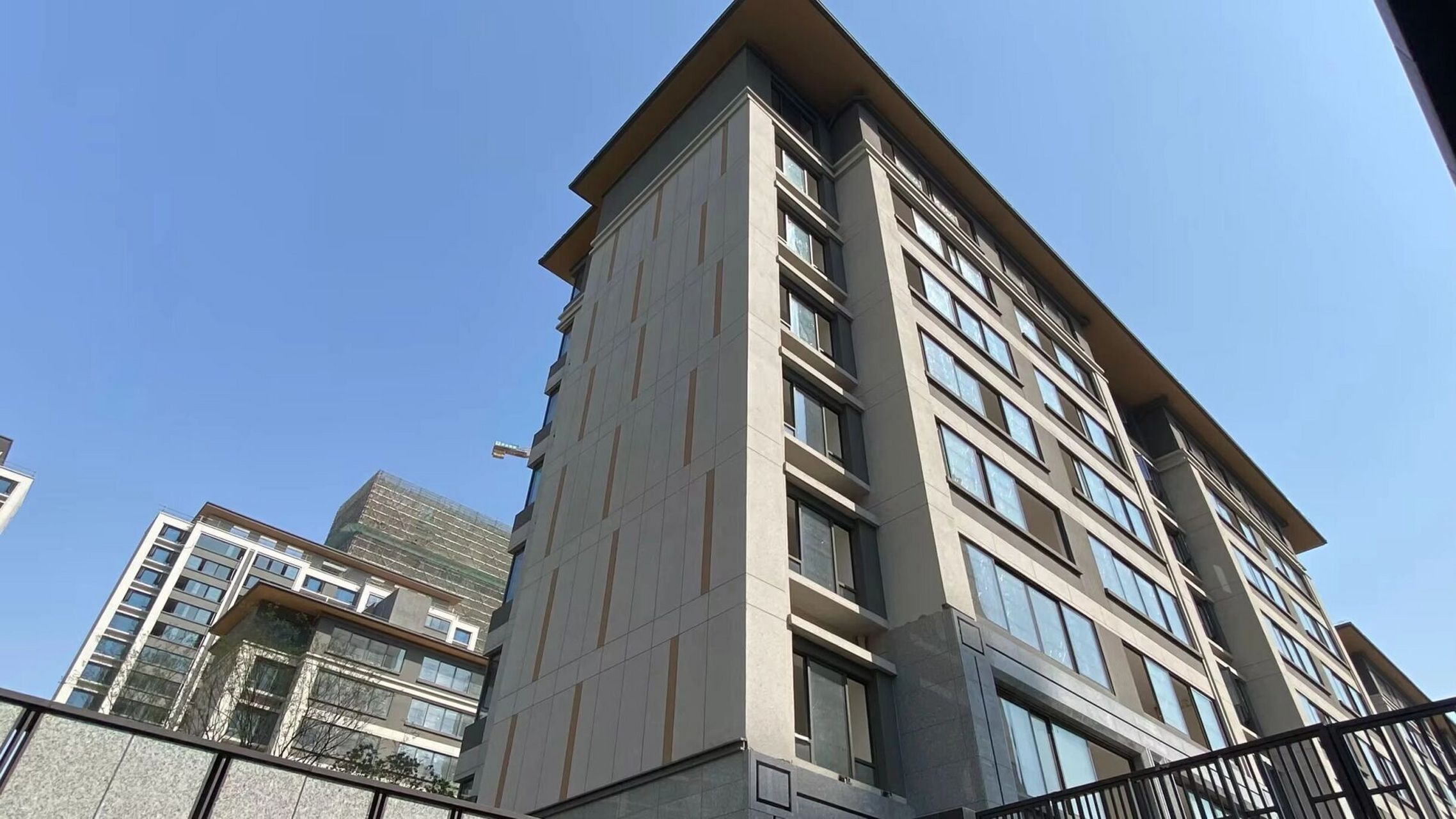 伟星长江赋也叫伟星璞悦台,有高层和洋房,这外立面效果杠杠的!