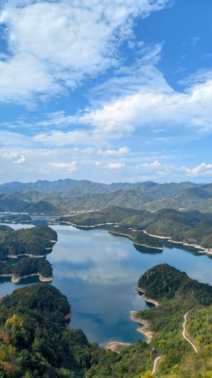 浦江通济湖 秋日的天空湛蓝蓝,风清云淡,阳光洒在身上,令人特别惬意