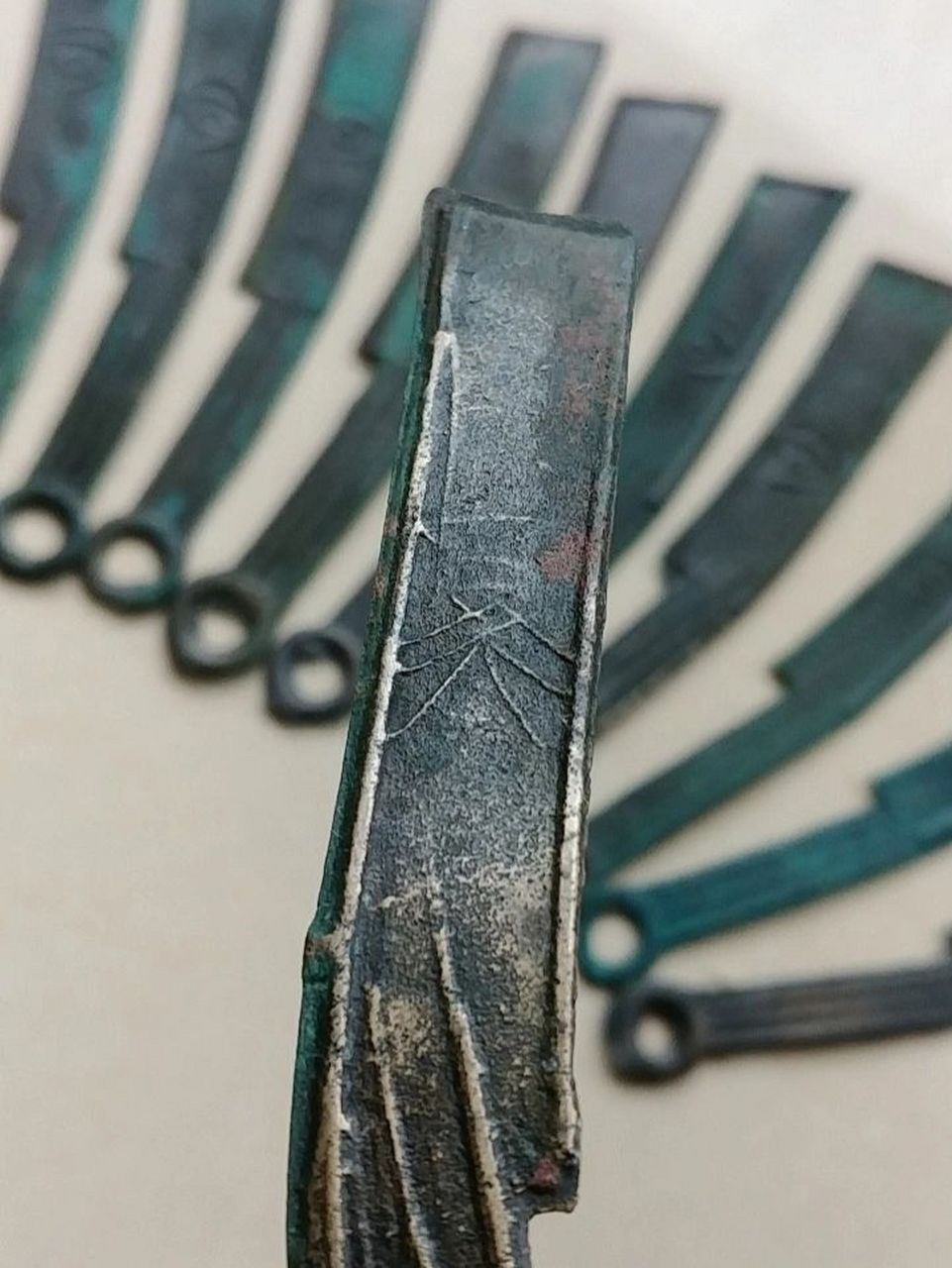 收藏品,刀币 (knife-shaped coins) 图为众多刀币中較精美的,其一有