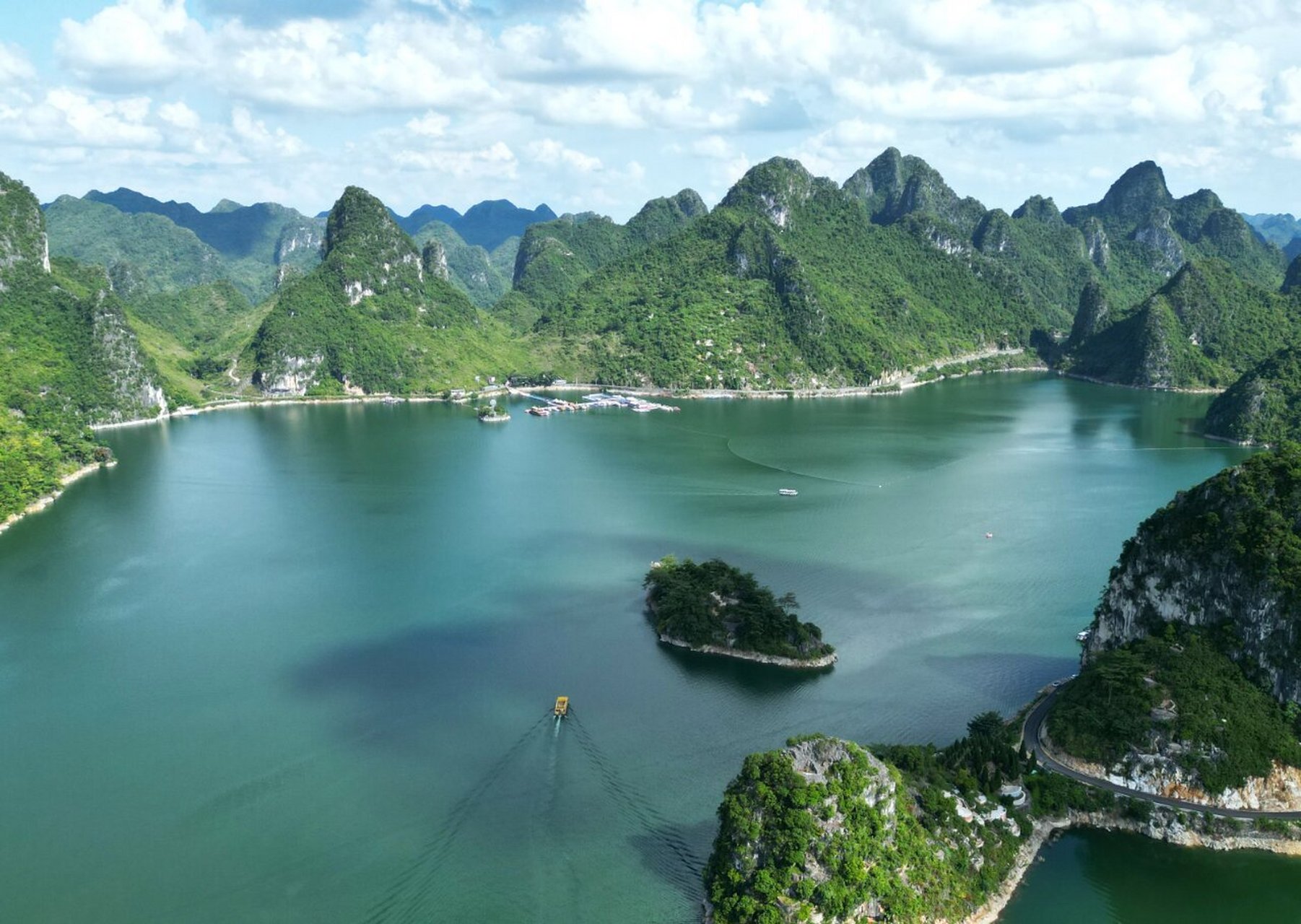 82广西上林的大龙湖,属喀斯特溶岩地貌高山平湖型自然风景旅游区