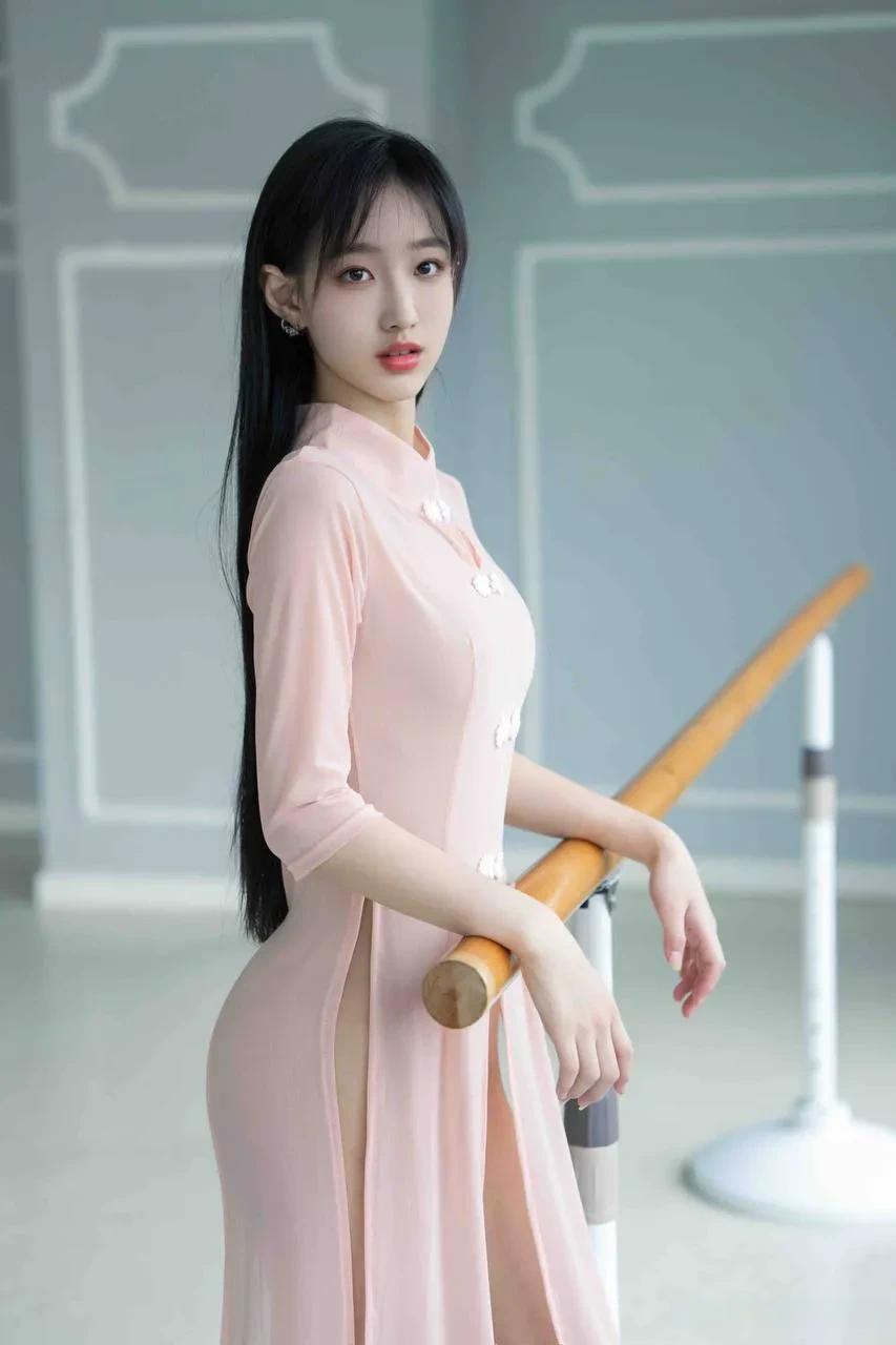 一位身姿轻盈的舞蹈女孩,她如同自然界中的精灵,以舞蹈的形式展现着