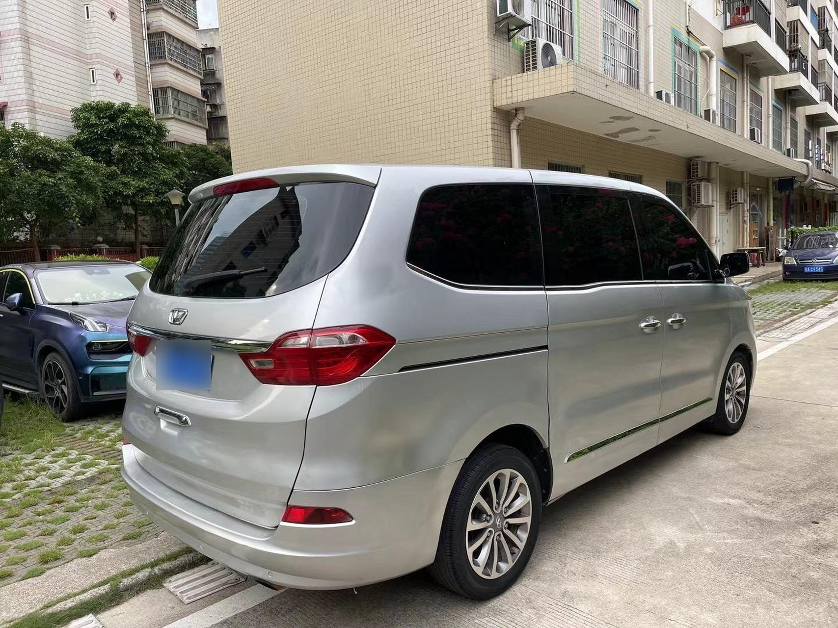 2016年华颂7商务车7座宝马发动机