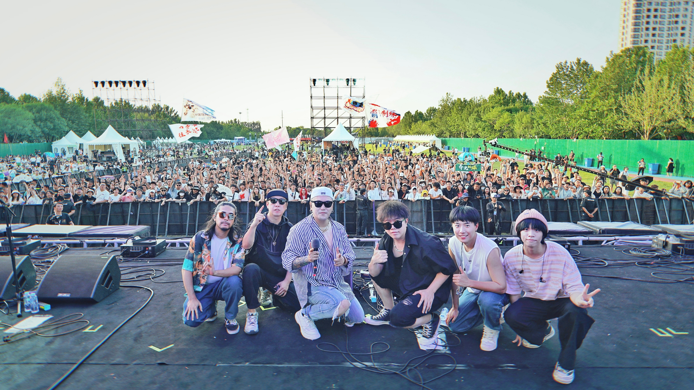 河北永清 #麻椒音乐节#,今天有些小意外,球子在台上唱了白兰鸽巡游记