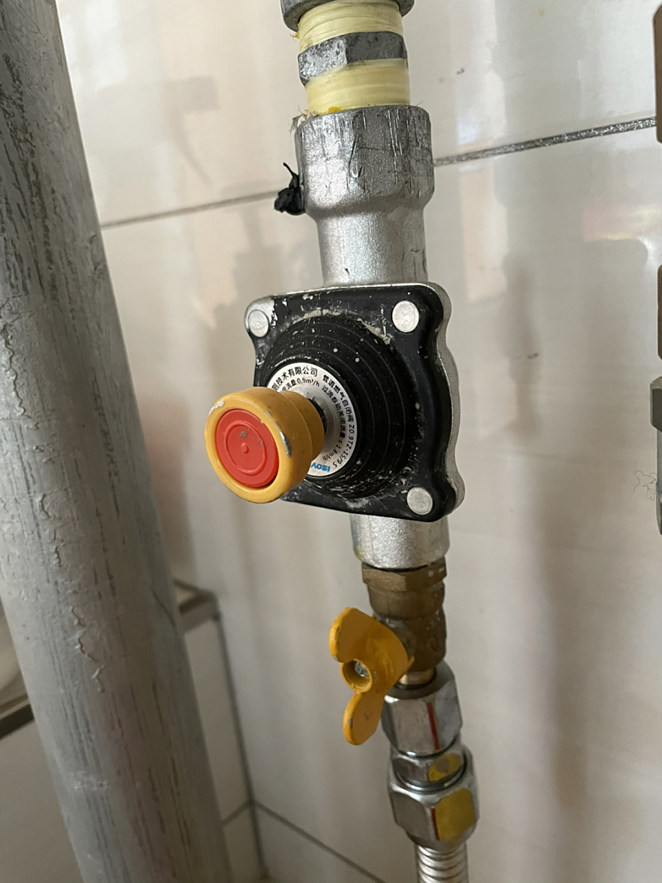 燃气灶打不着火 可能是图片中的自闭阀自动关闭了,可以拔出来再试试