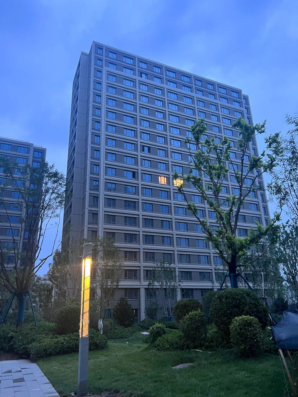 夜幕下的奥海明月