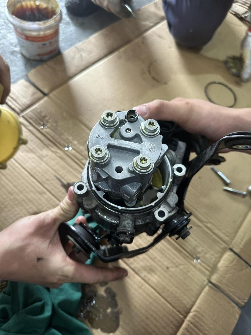 日产天籁方向重无助力,电力助力泵漏油严重引起,解体电子助力泵更换