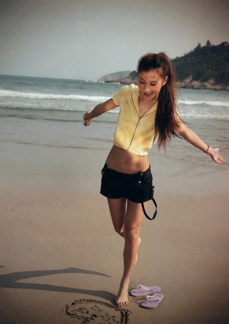 angelababy早期沙滩写真,在沙滩画爱心这个真的是很古早了[三哈][三哈