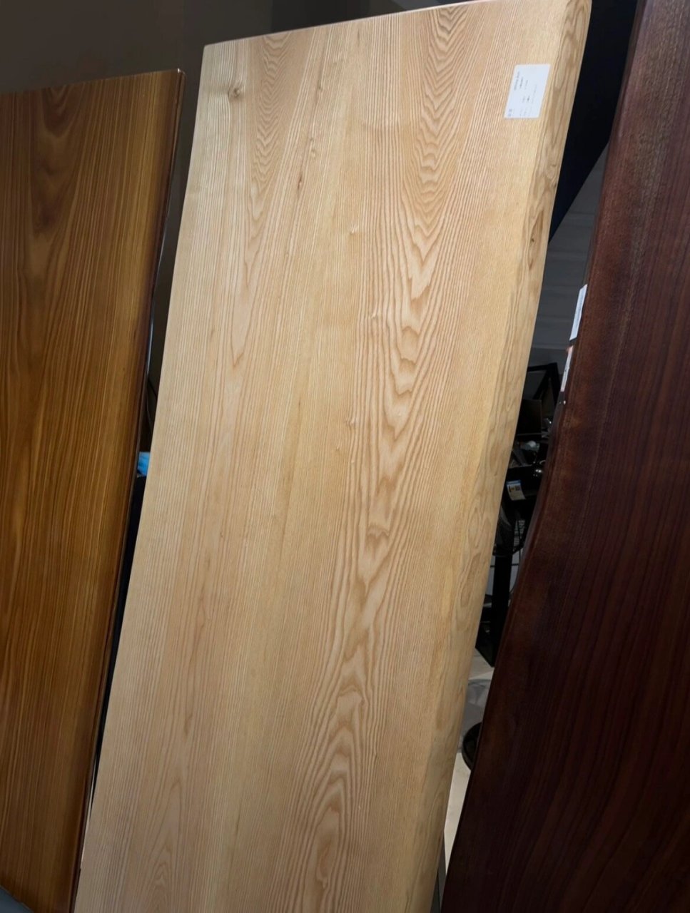 白蜡木大板板面没有瑕疵非常的干净,纹理细腻分布均匀