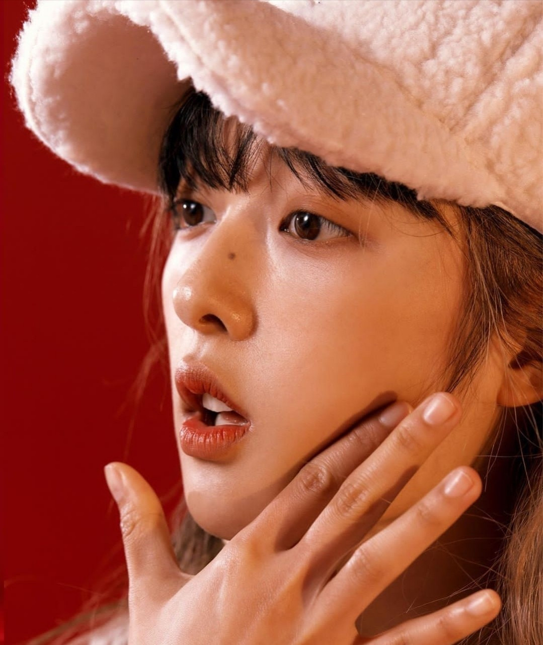 看来鼻子上有痣的都是美女 金宝罗跟全智贤一样,鼻子上都有一颗痣,看