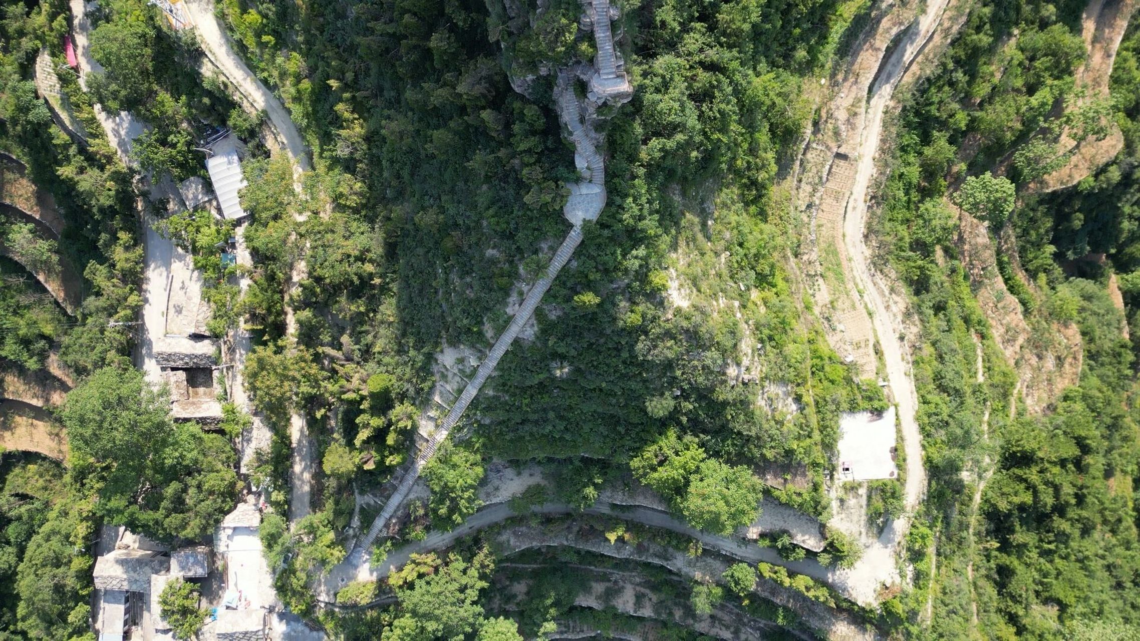 山西长治平顺岳家寨  世外桃源 岳家寨位于长治市平顺县石城镇南部