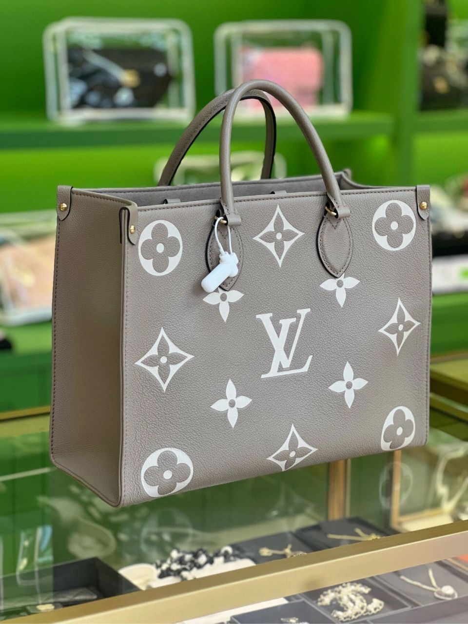 lv大象灰中号onthego 99新lv大象灰中号onthego 尺寸:35x27cm 肩带