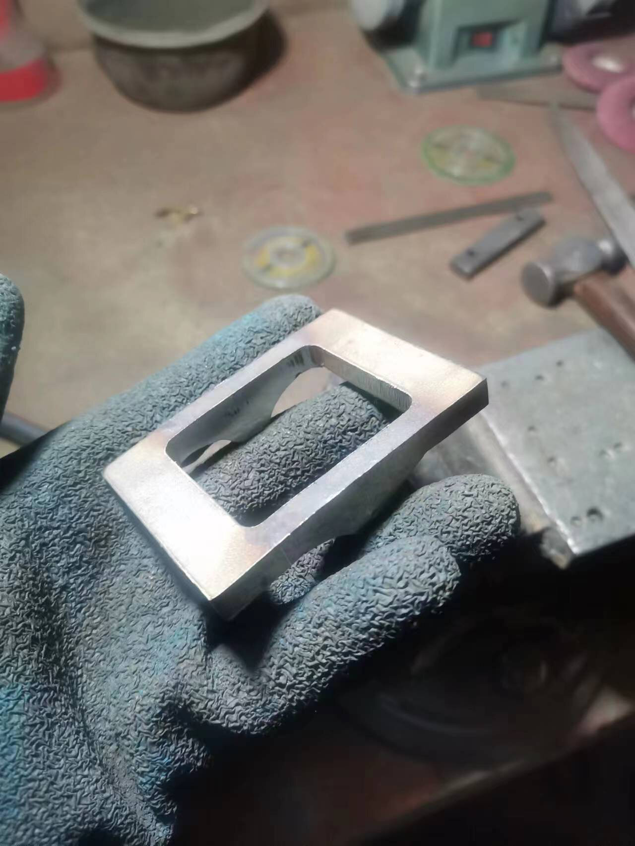 纯手工不锈钢皮带扣的制作小片段 手工皮带扣制作片段.