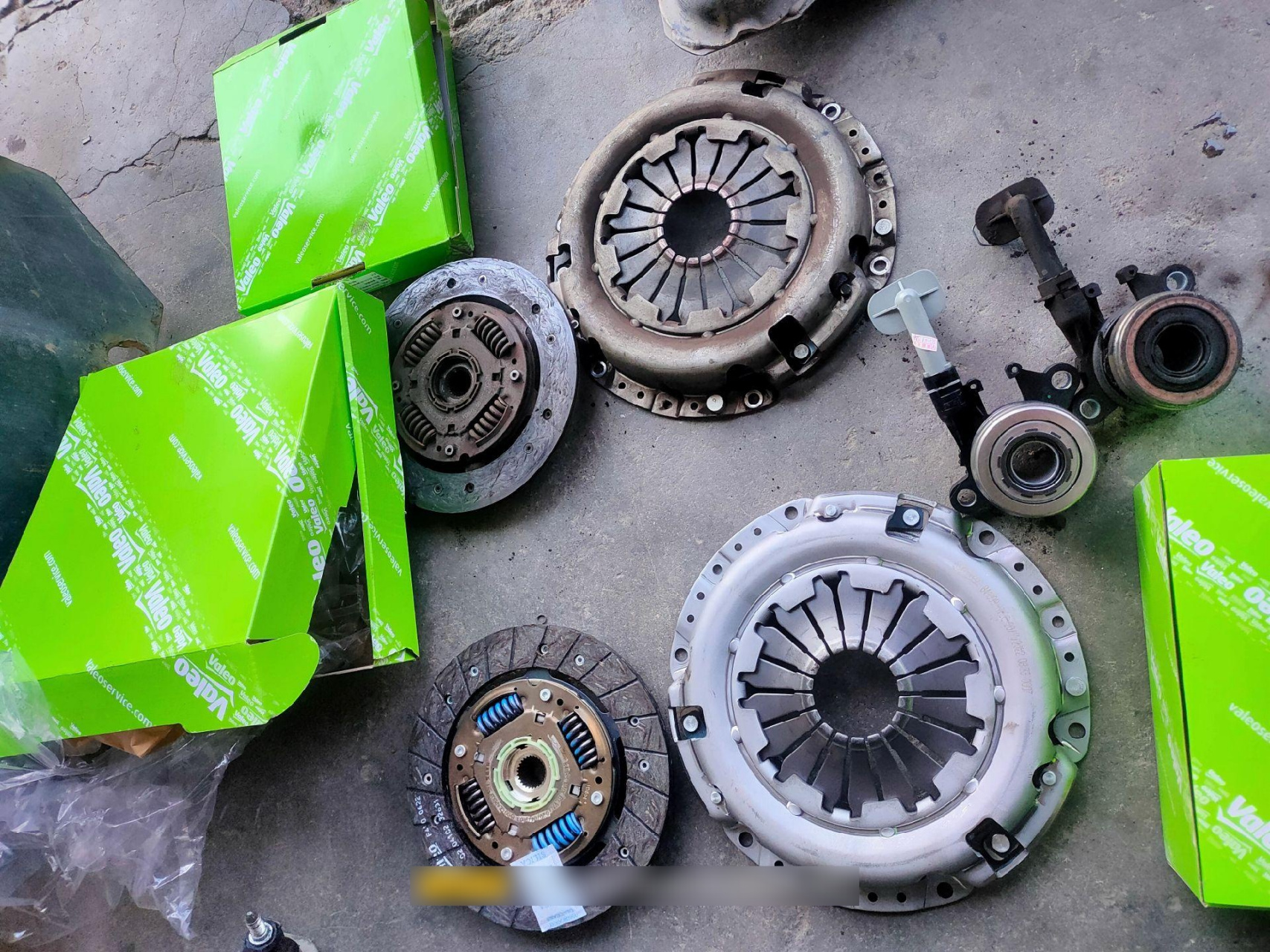 日产逍客换离合器三件套,需要拆掉四框架,有点难搞