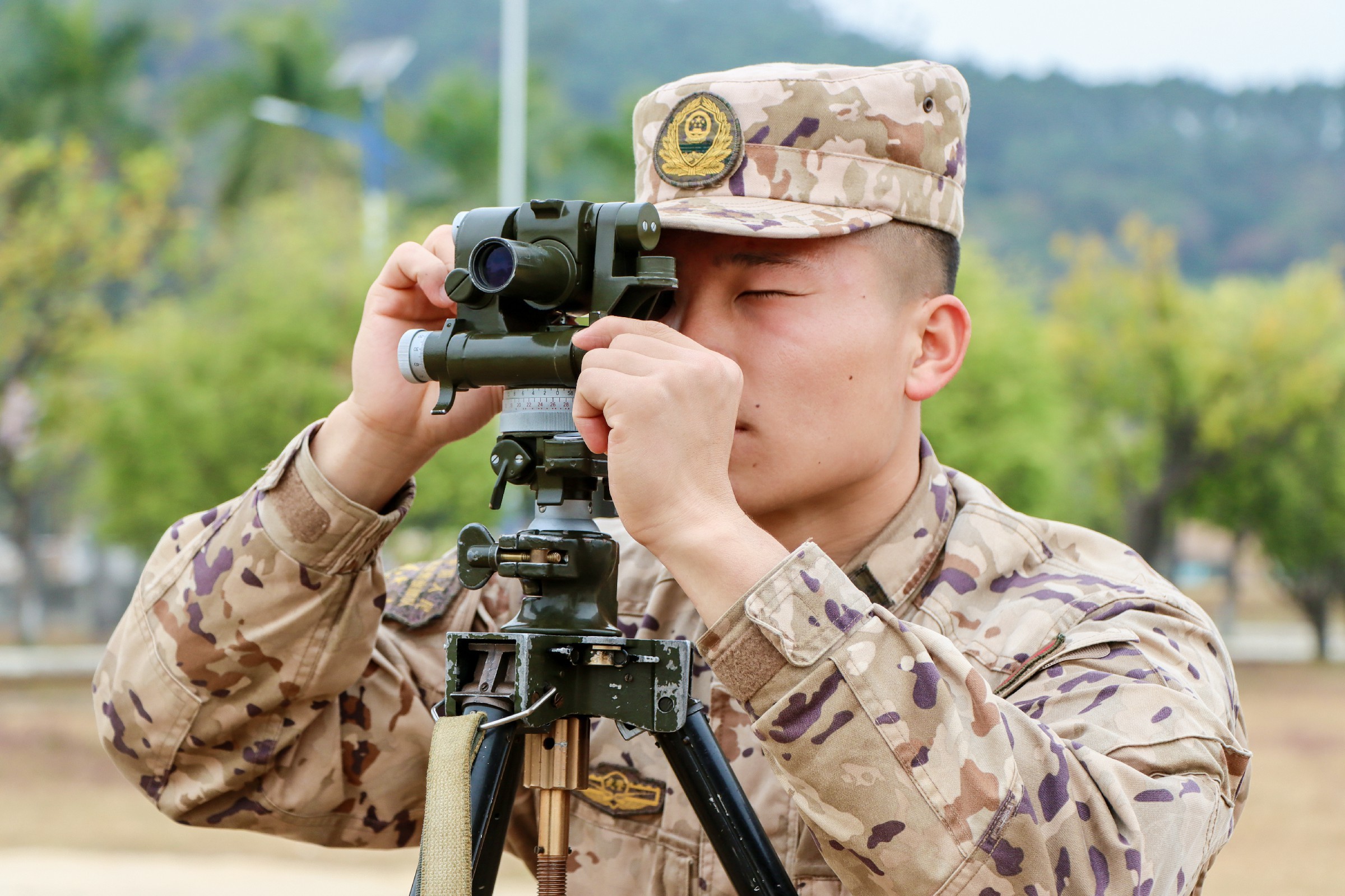 官兵围绕计算作业,榴弹发射器教练,重机枪射击等课目