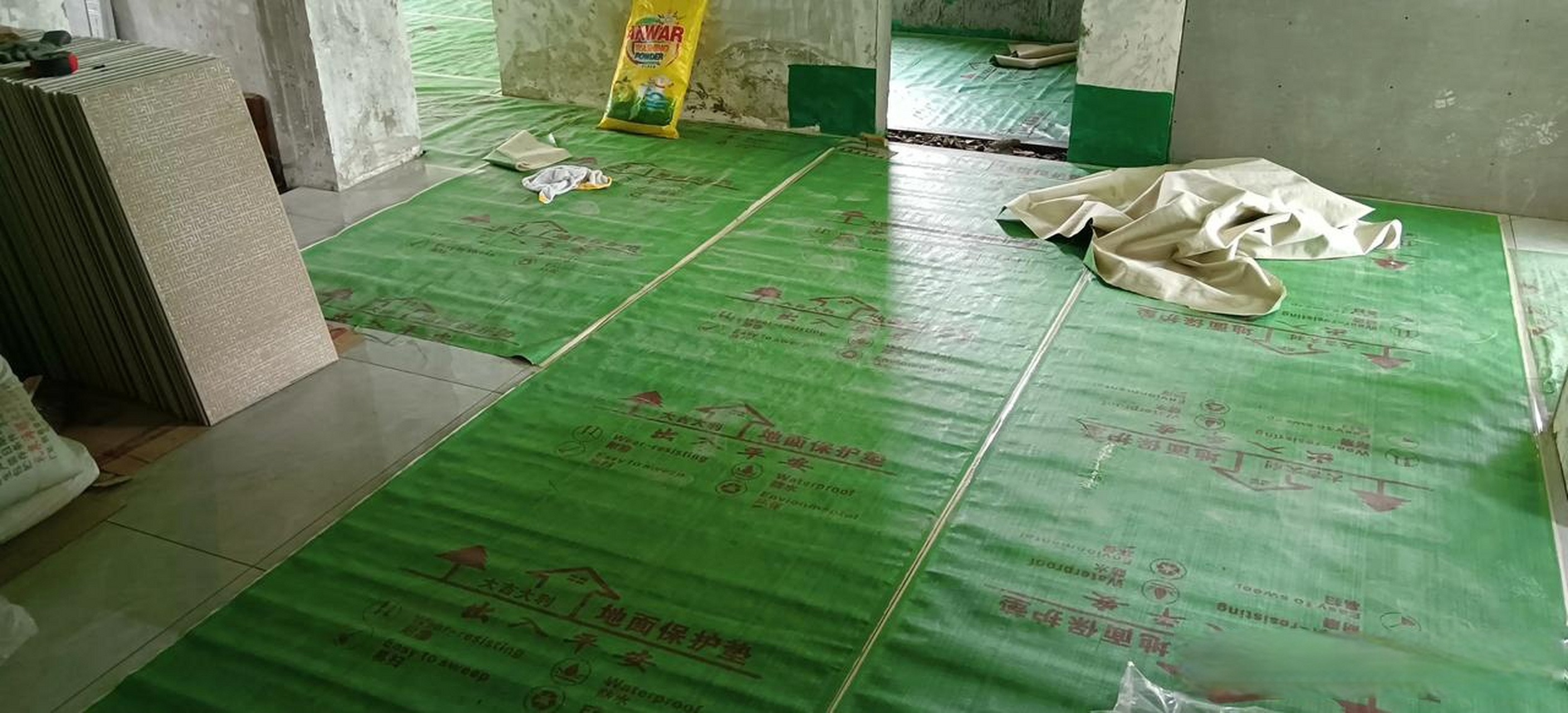 装修 记录装修過程 西安工地今天开始给地砖铺保护膜,接下来就是卫生