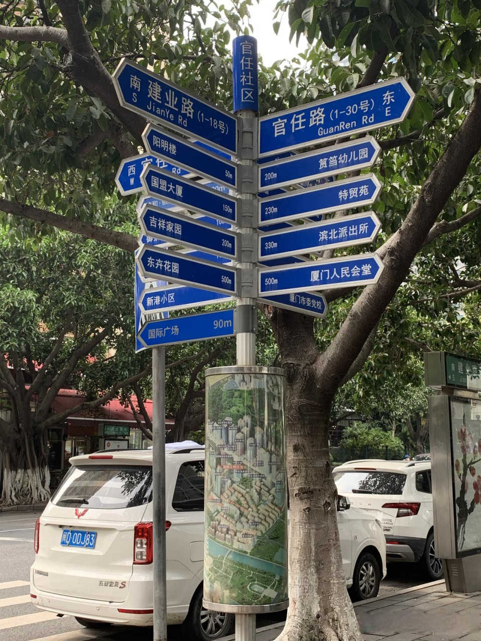 原来厦门建兴路上的路牌如此霸气,平时很少会路过这里,发现这里的路牌