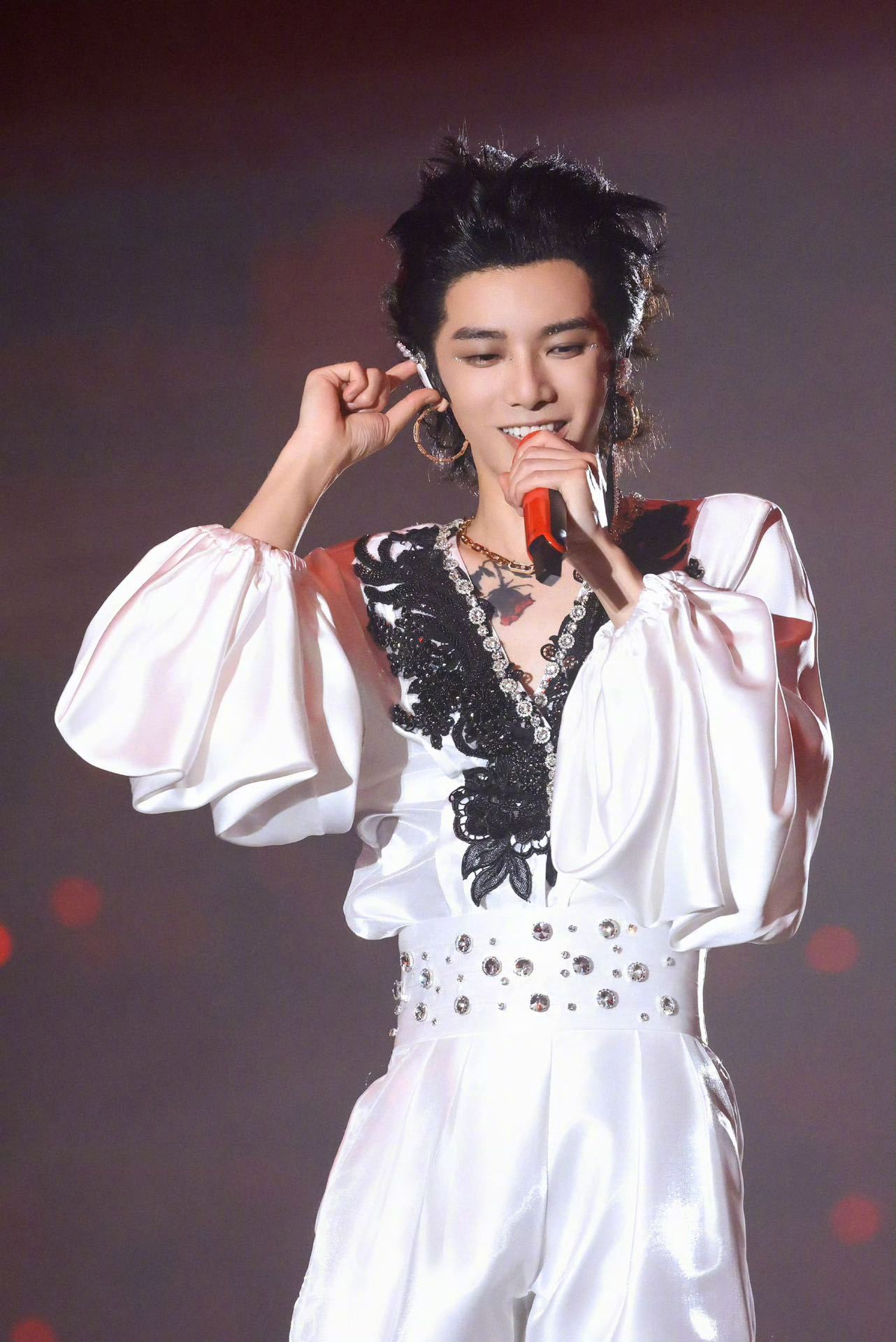 华晨宇打响内娱反黄牛第一枪华晨宇演唱会真正的反黄牛 华晨宇yu 演唱