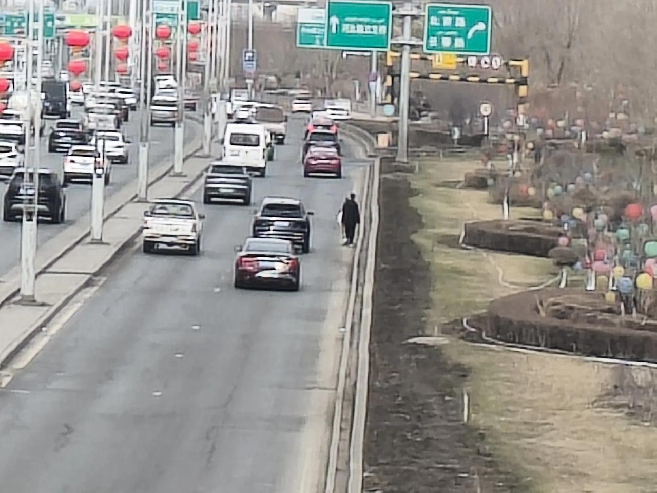 乌鲁木齐头条 这样在河滩路上走太危险了,旁边就有河滩路辅道,估计是