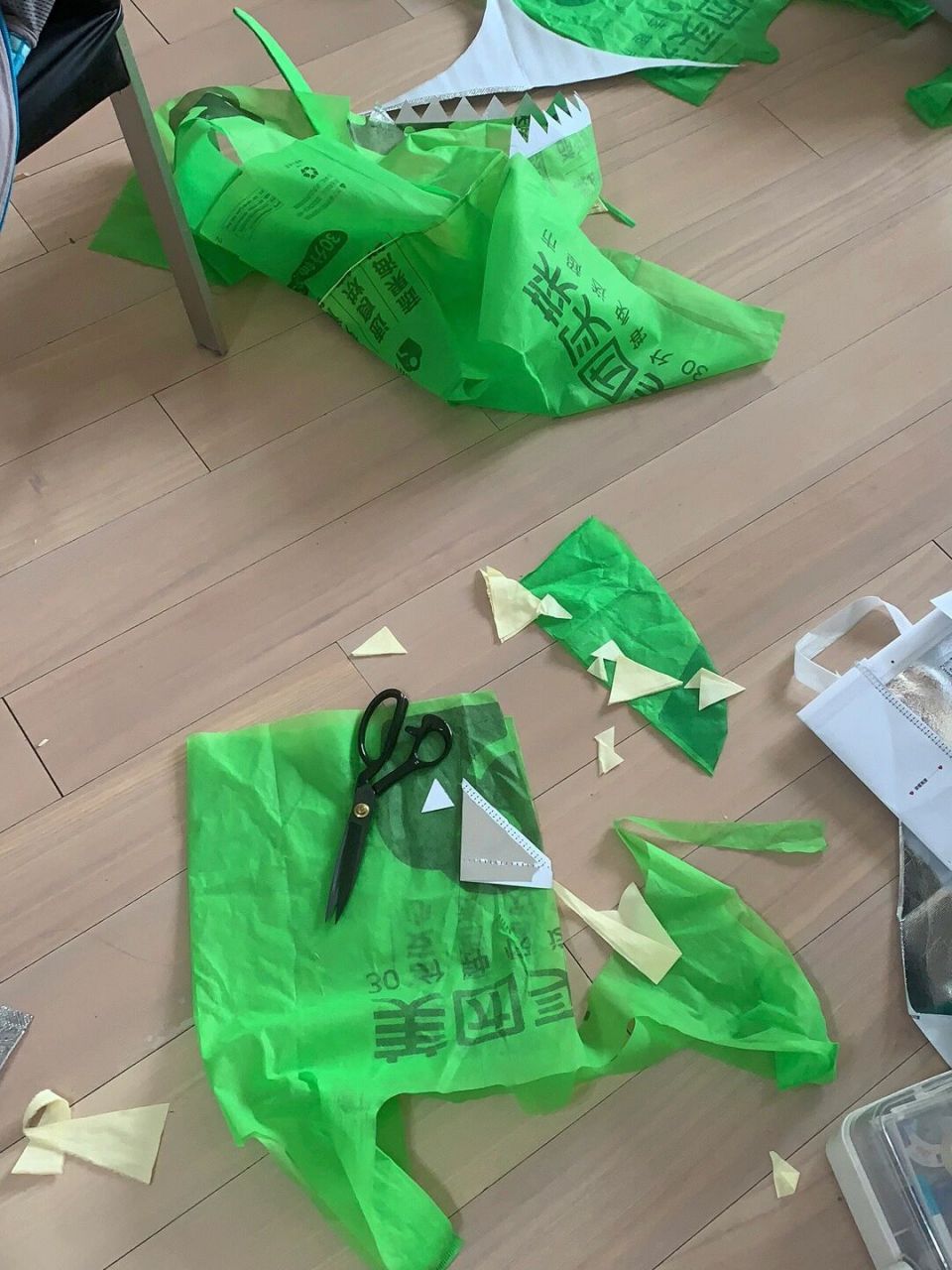 幼儿园手工作业,做衣服 幼儿园布置了废物利用做衣服作业,老母亲赶紧