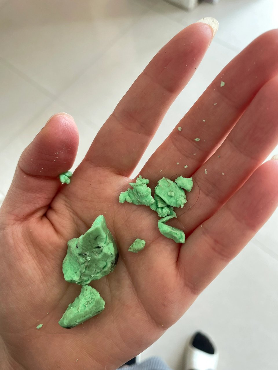 小朋友吃橡皮了,怎么办 只是把脏衣服放洗衣机的功夫,小朋友的嘴巴