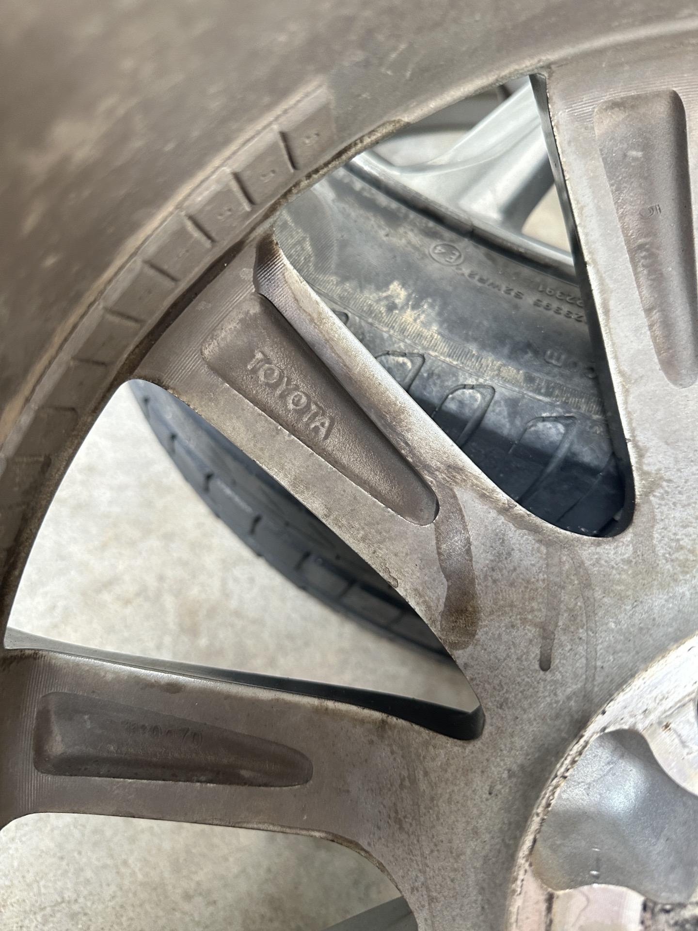 18寸丰田锐志原厂轮毂轮胎 成色很好急出一套 孔距5*114.
