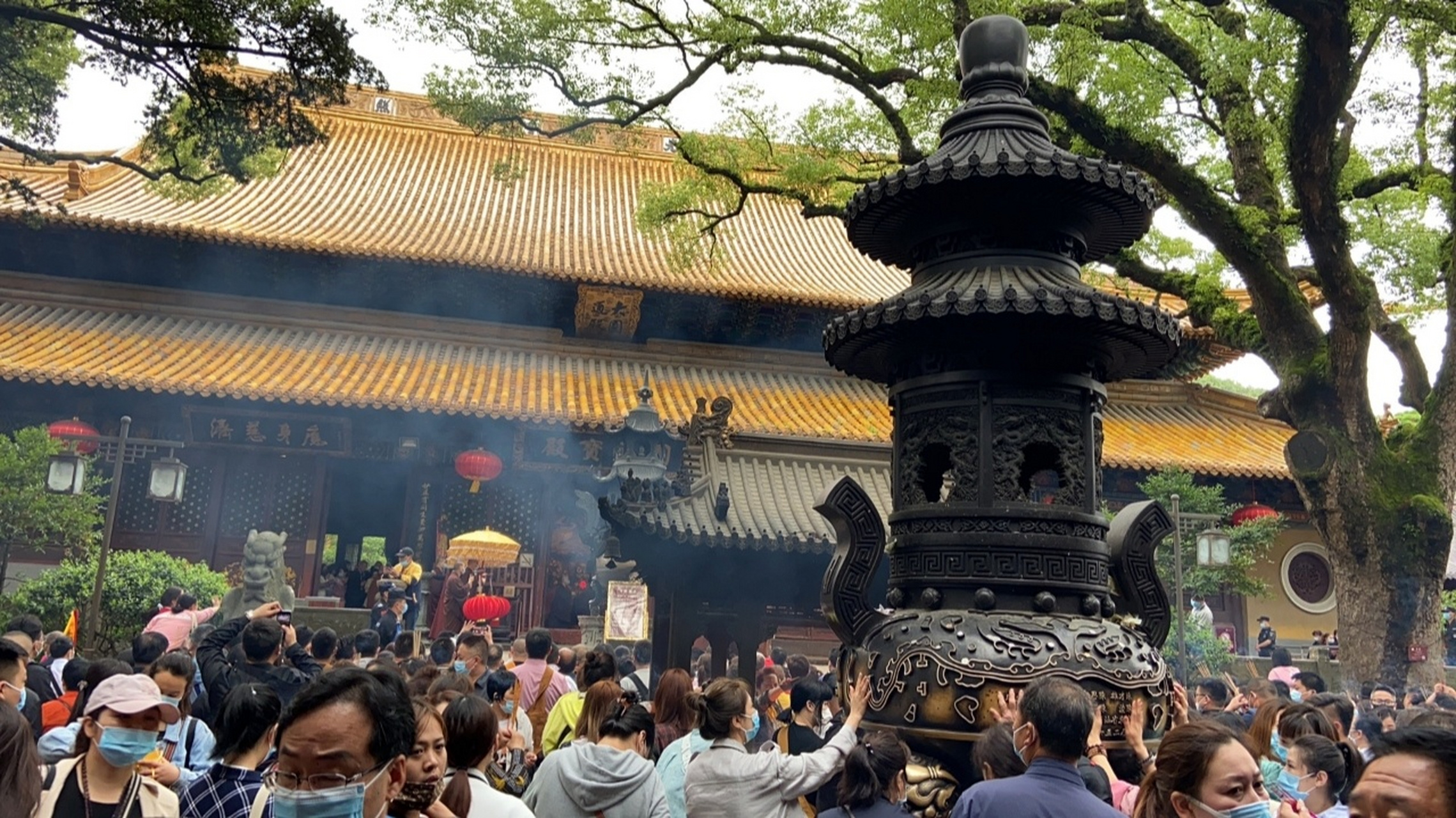 普陀山普济寺祈福拜佛攻略 .